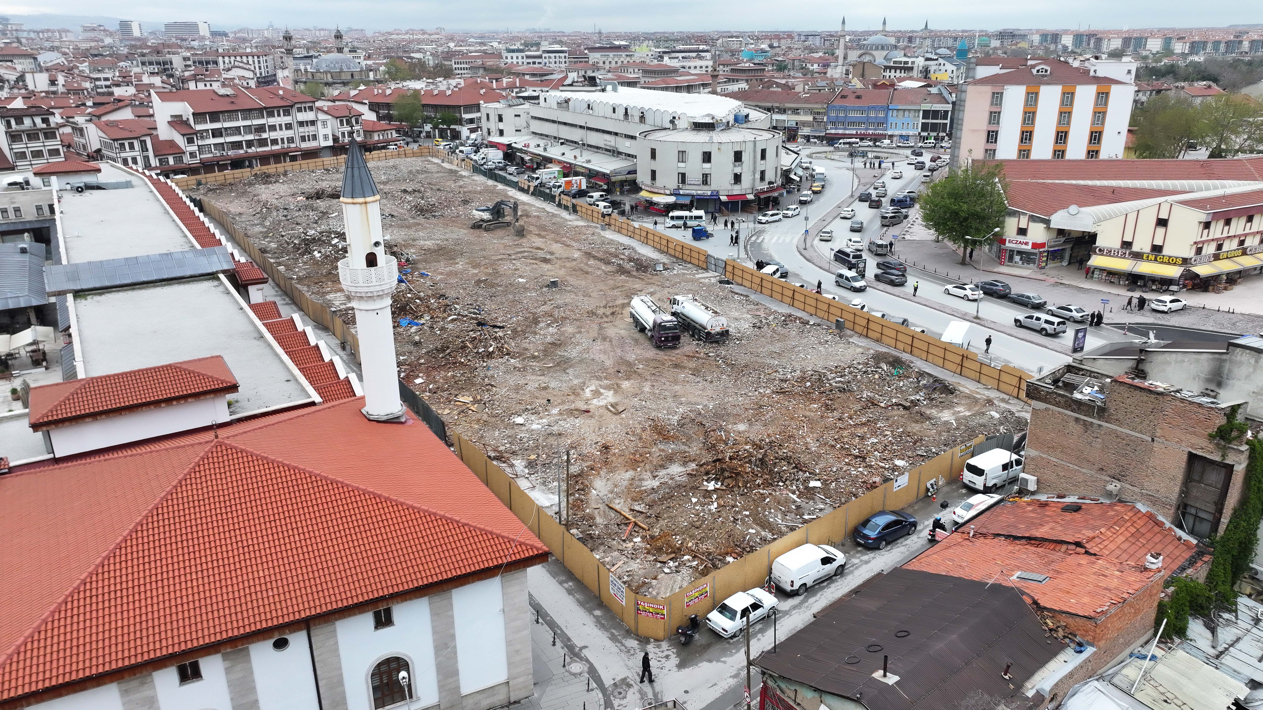 BAŞKAN ALTAY, KONYA’YA DEĞER KATACAK DÖNÜŞÜMDE FİZİKİ ÖMRÜNÜ TAMAMLAMIŞ BİNALARIN YIKIM ÇALIŞMASININ TAMAMLANDIĞINI AÇIKLADI