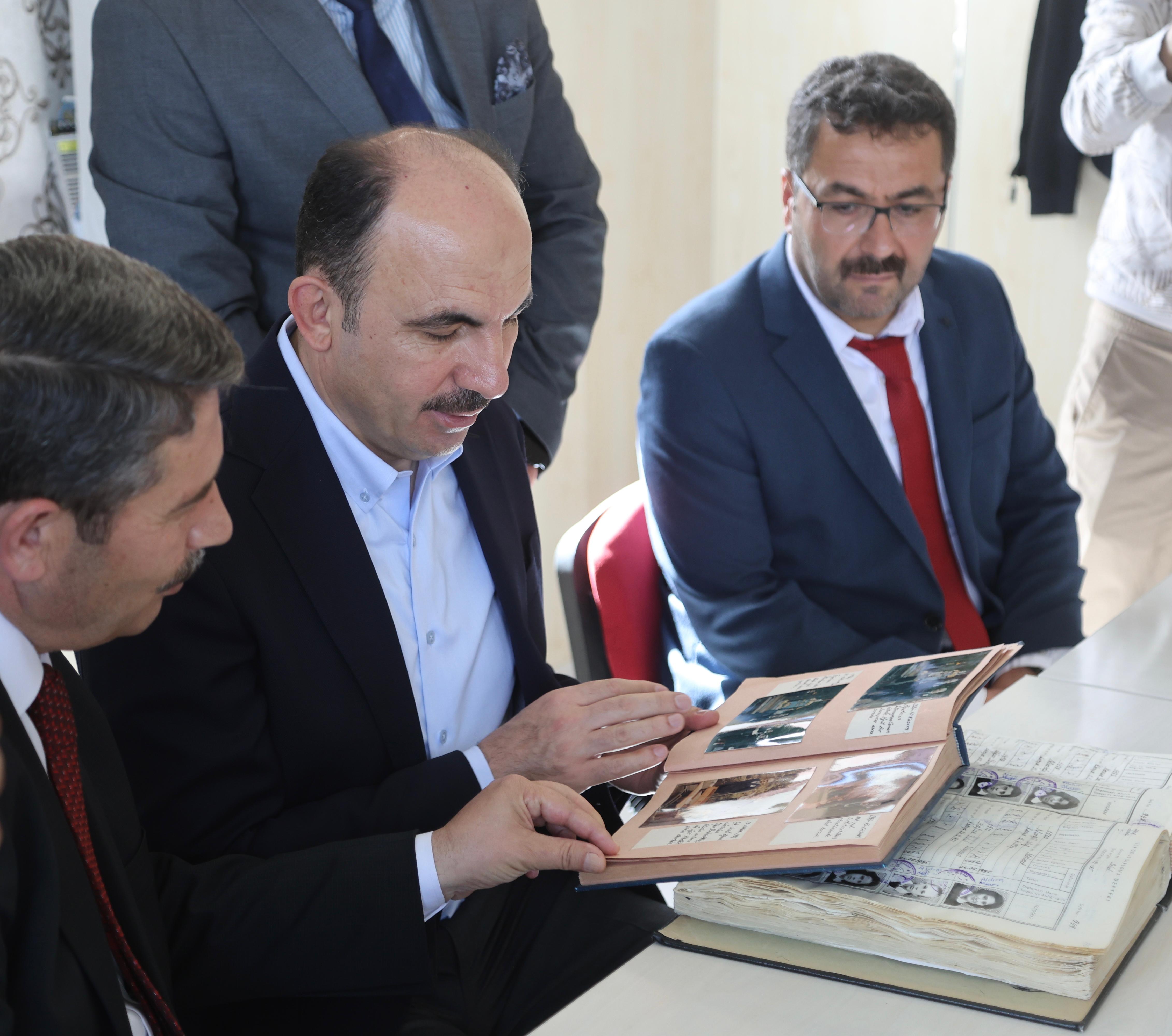 BAŞKAN ALTAY MEZUN OLDUĞU SELÇUK İLKOKULU’NDA ÖĞRENCİLERLE BULUŞTU