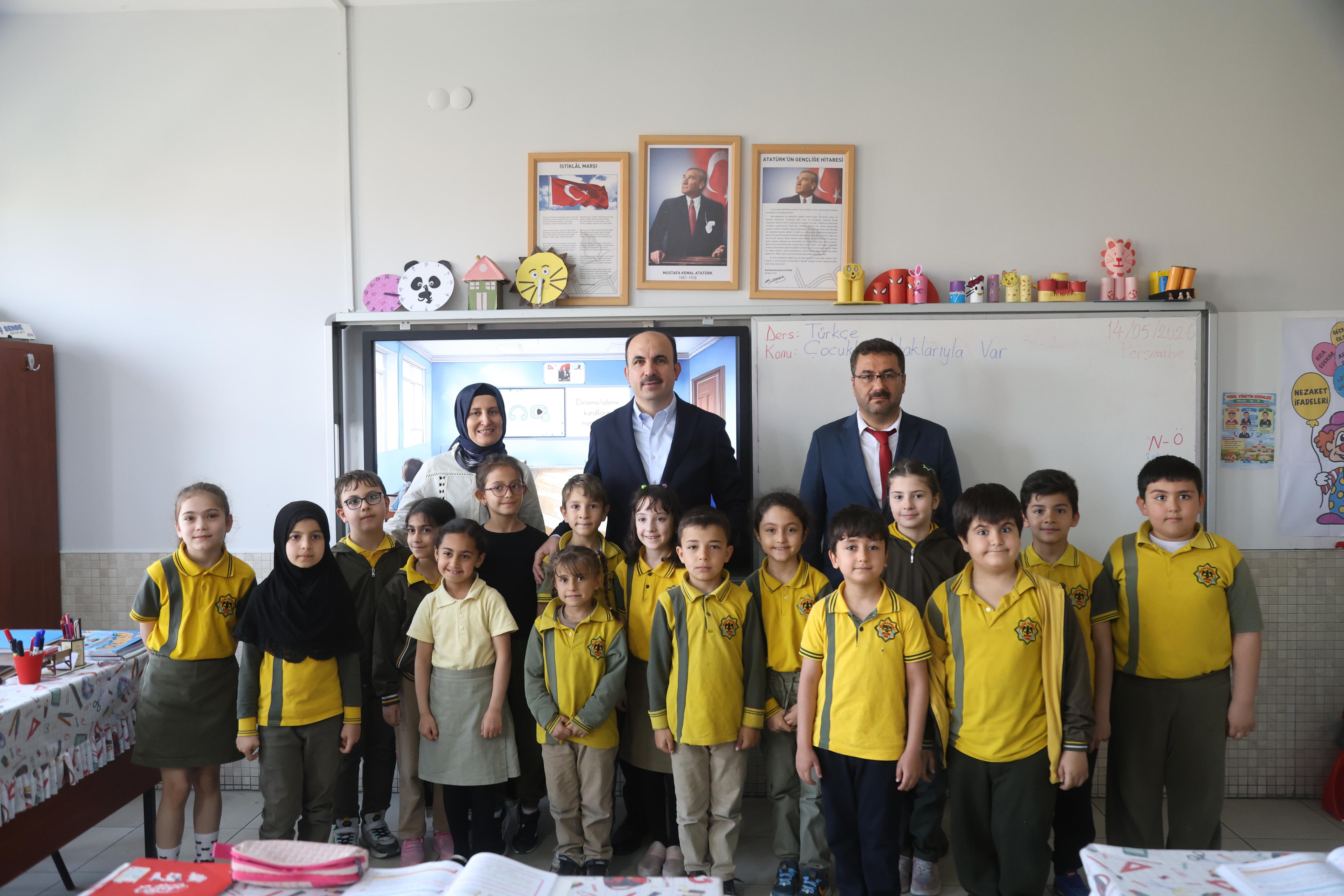 BAŞKAN ALTAY MEZUN OLDUĞU SELÇUK İLKOKULU’NDA ÖĞRENCİLERLE BULUŞTU