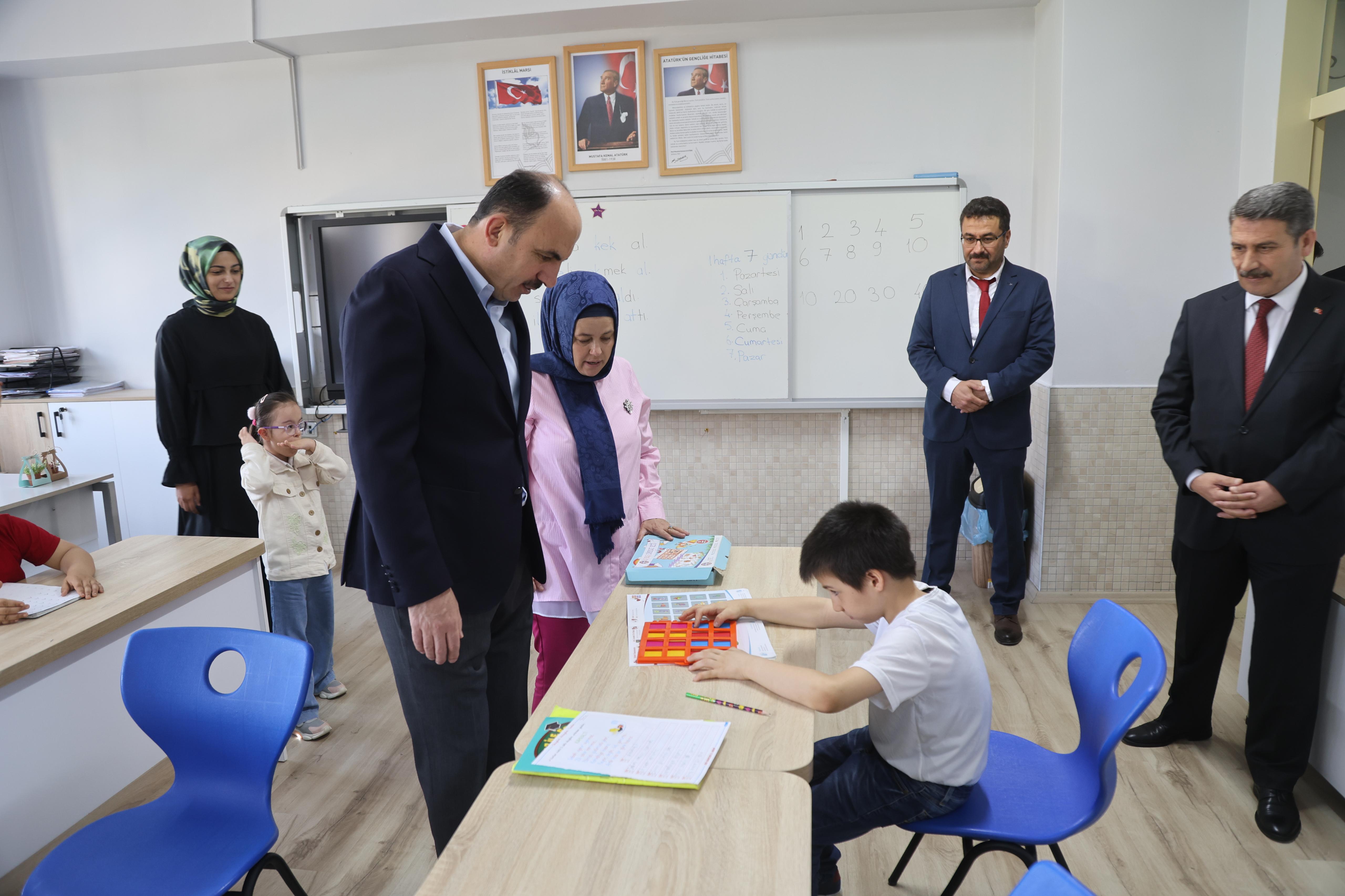 BAŞKAN ALTAY MEZUN OLDUĞU SELÇUK İLKOKULU’NDA ÖĞRENCİLERLE BULUŞTU