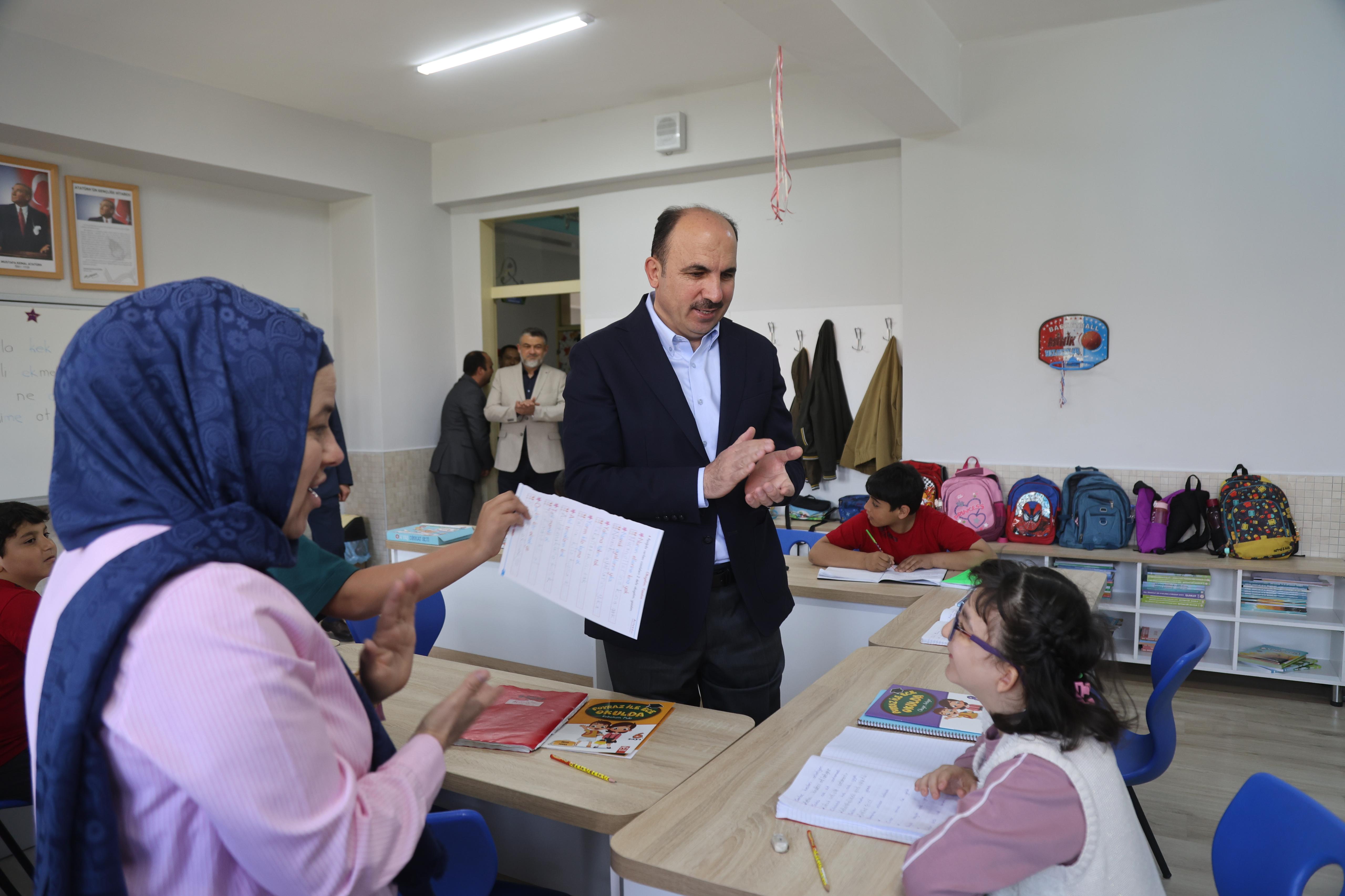 BAŞKAN ALTAY MEZUN OLDUĞU SELÇUK İLKOKULU’NDA ÖĞRENCİLERLE BULUŞTU