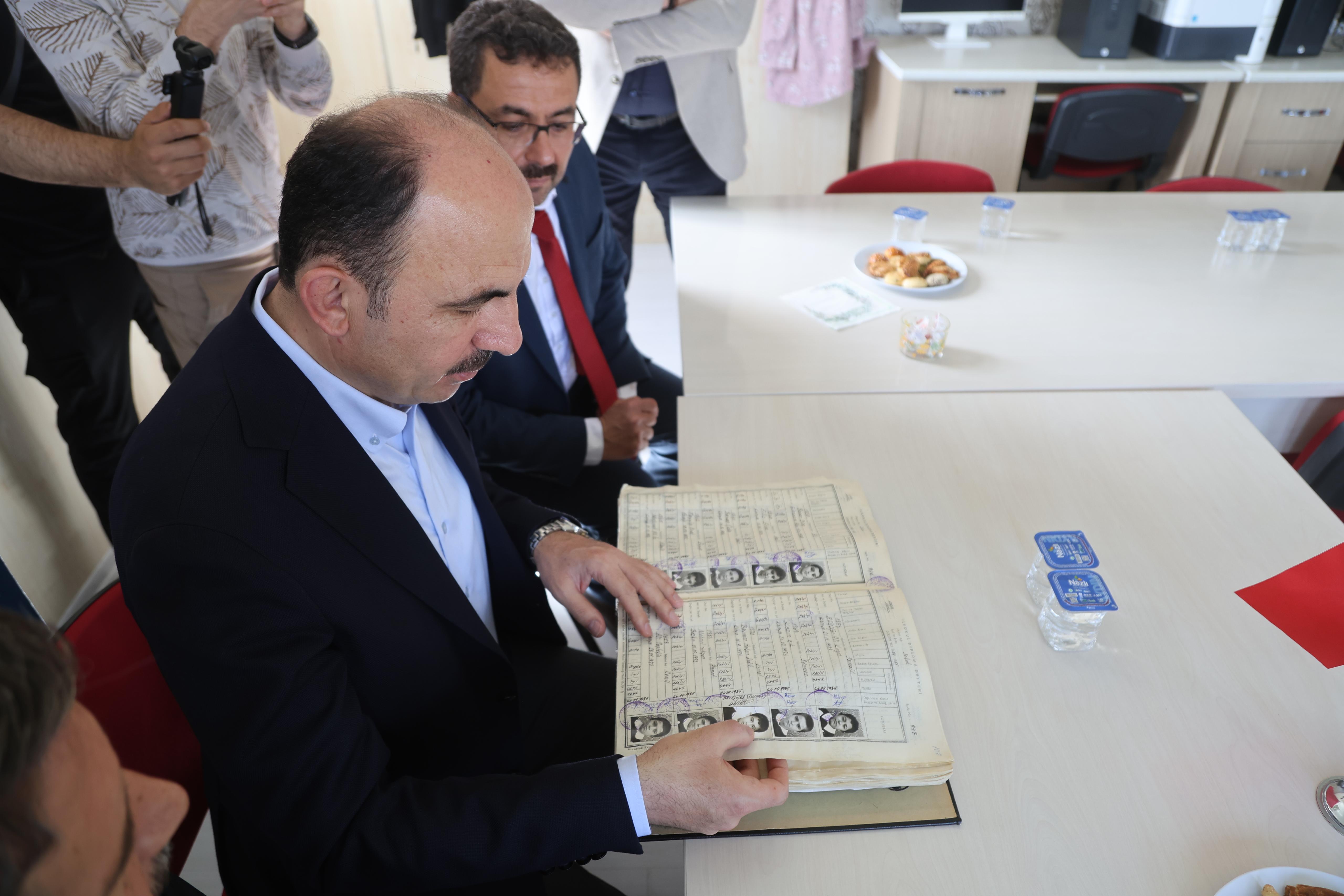 BAŞKAN ALTAY MEZUN OLDUĞU SELÇUK İLKOKULU’NDA ÖĞRENCİLERLE BULUŞTU