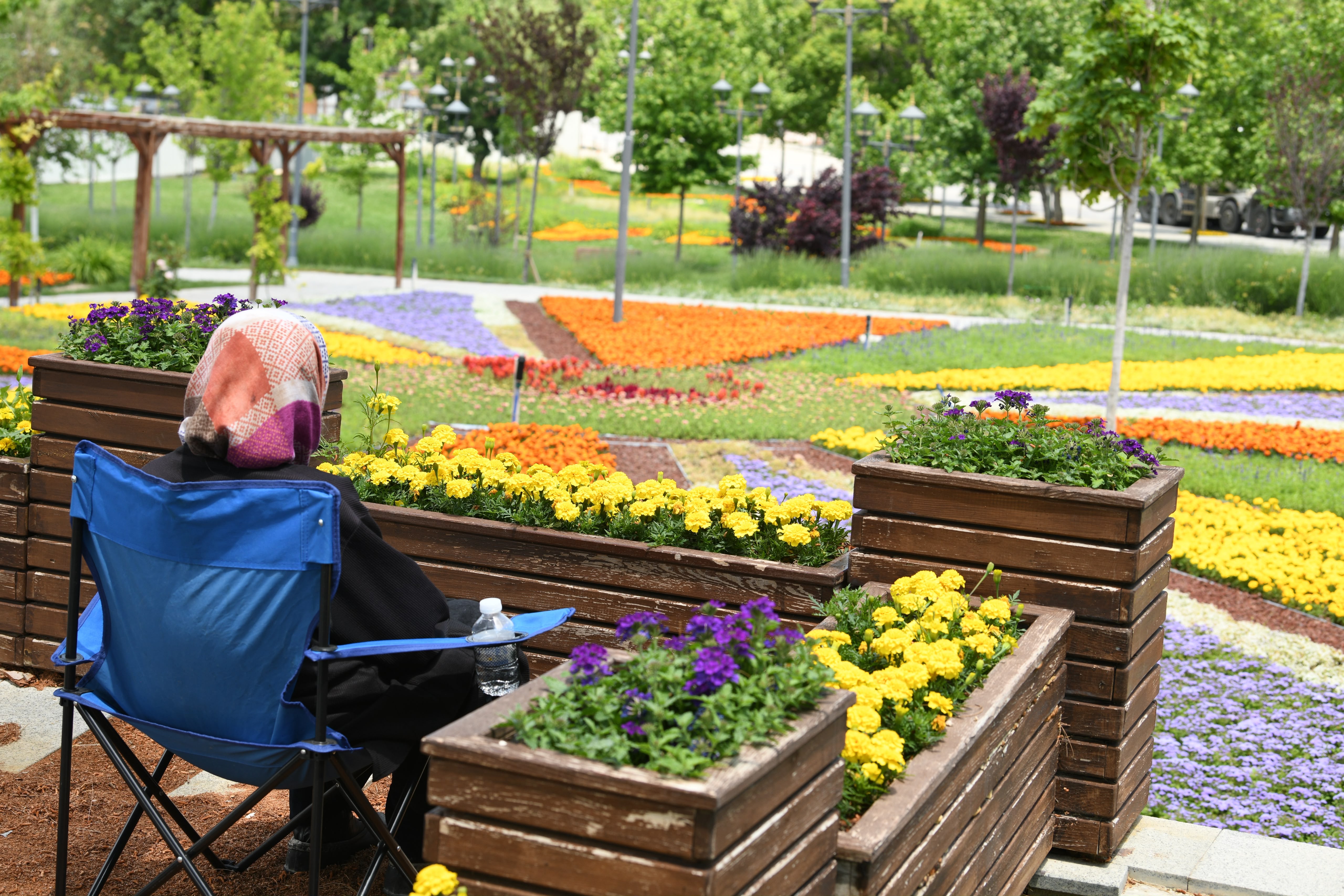 KONYA BÜYÜKŞEHİR’İN ÇİÇEKLERLE BEZEDİĞİ CADDE VE PARKLAR GÖZ KAMAŞTIRIYOR