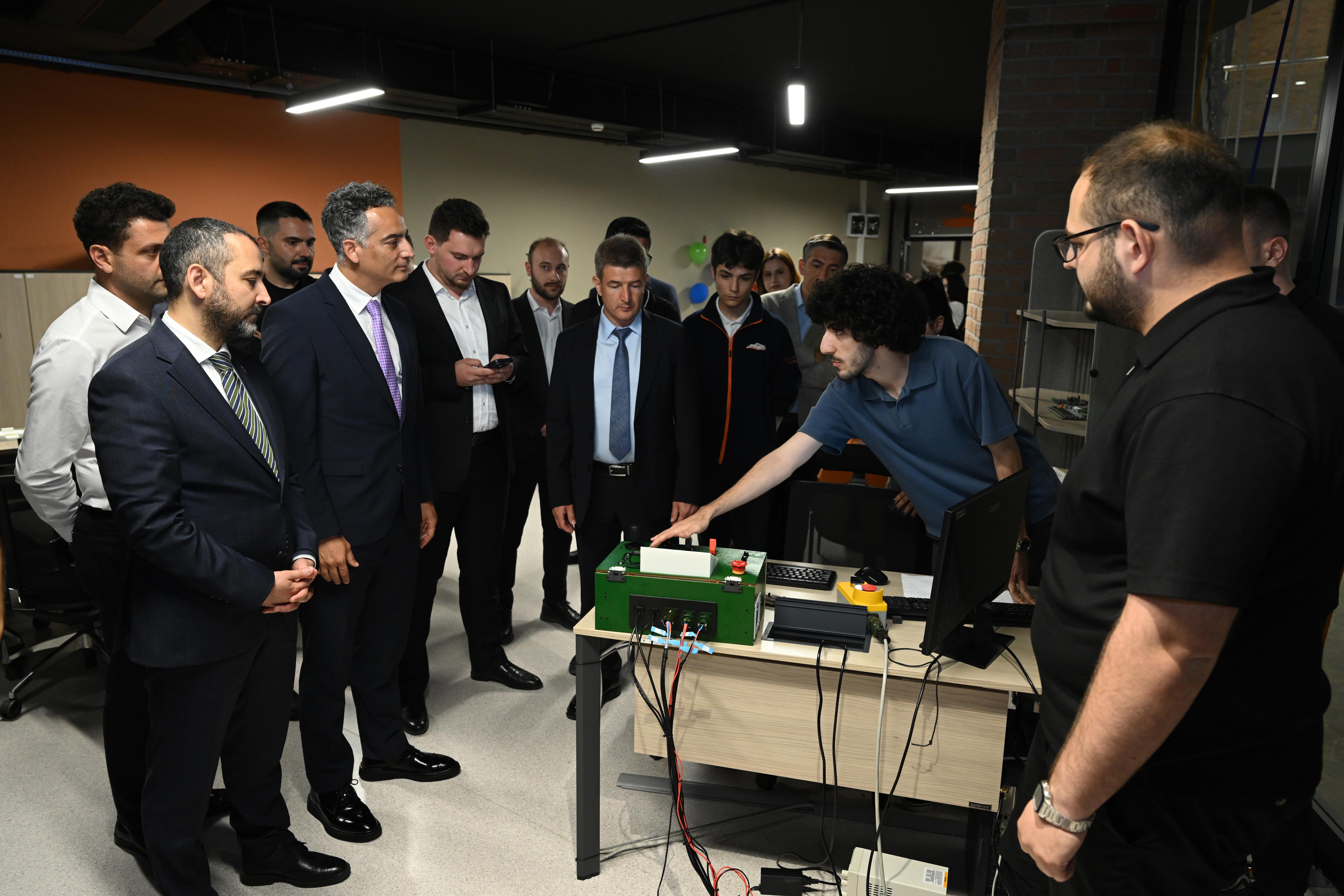 KONYA BÜYÜKŞEHİR-ASELSAN İŞ BİRLİĞİYLE YÜRÜTÜLEN “ENGINEERHUB”TA GELECEĞİN MÜHENDİSLERİ SERTİFİKALARINI ALDI