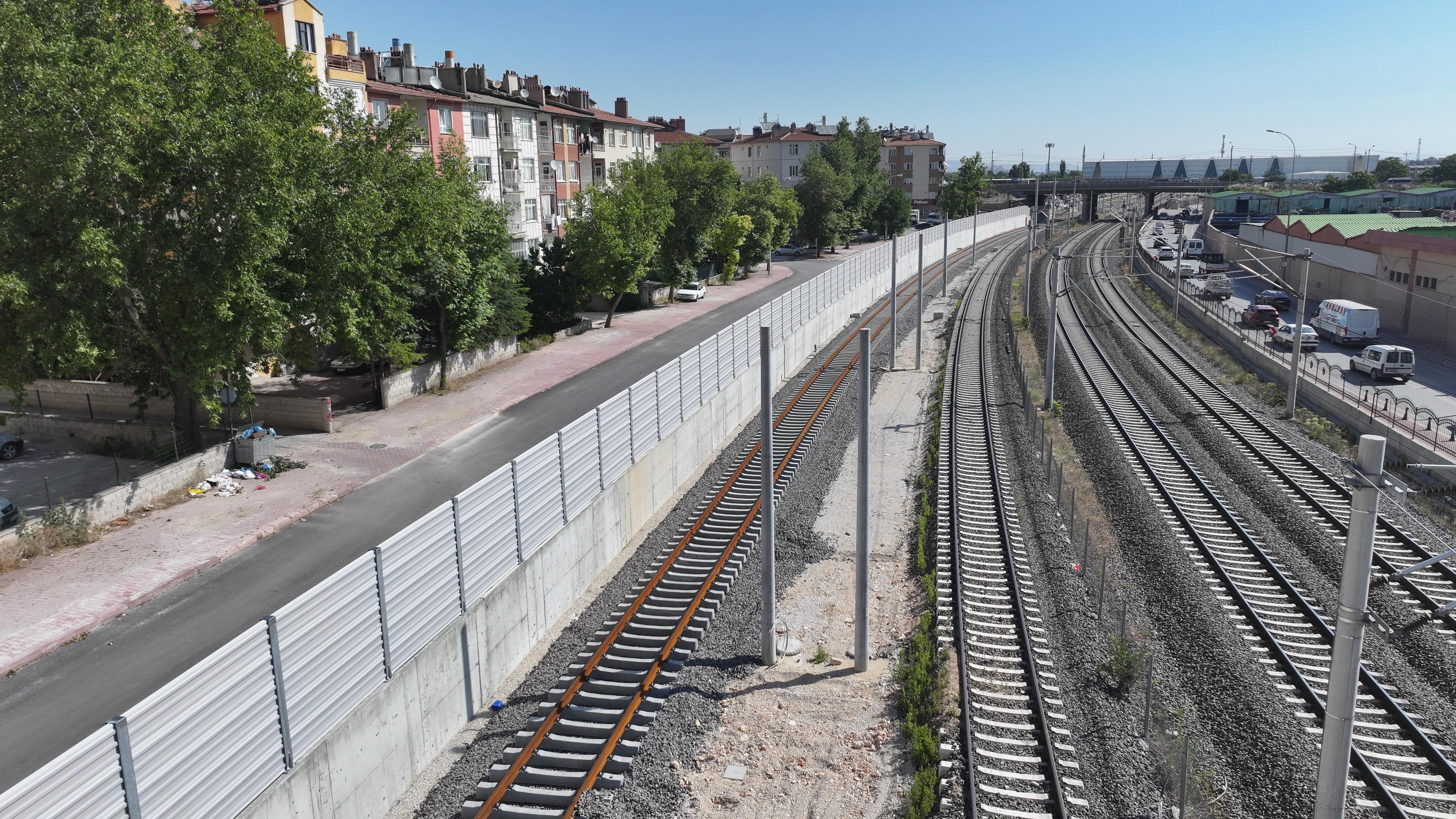 BAŞKAN ALTAY, BANLİYÖ HATTINDA TREN KAYNAKLI GÜRÜLTÜYE KARŞI SES BARİYERİ YAPTIKLARINI AÇIKLADI