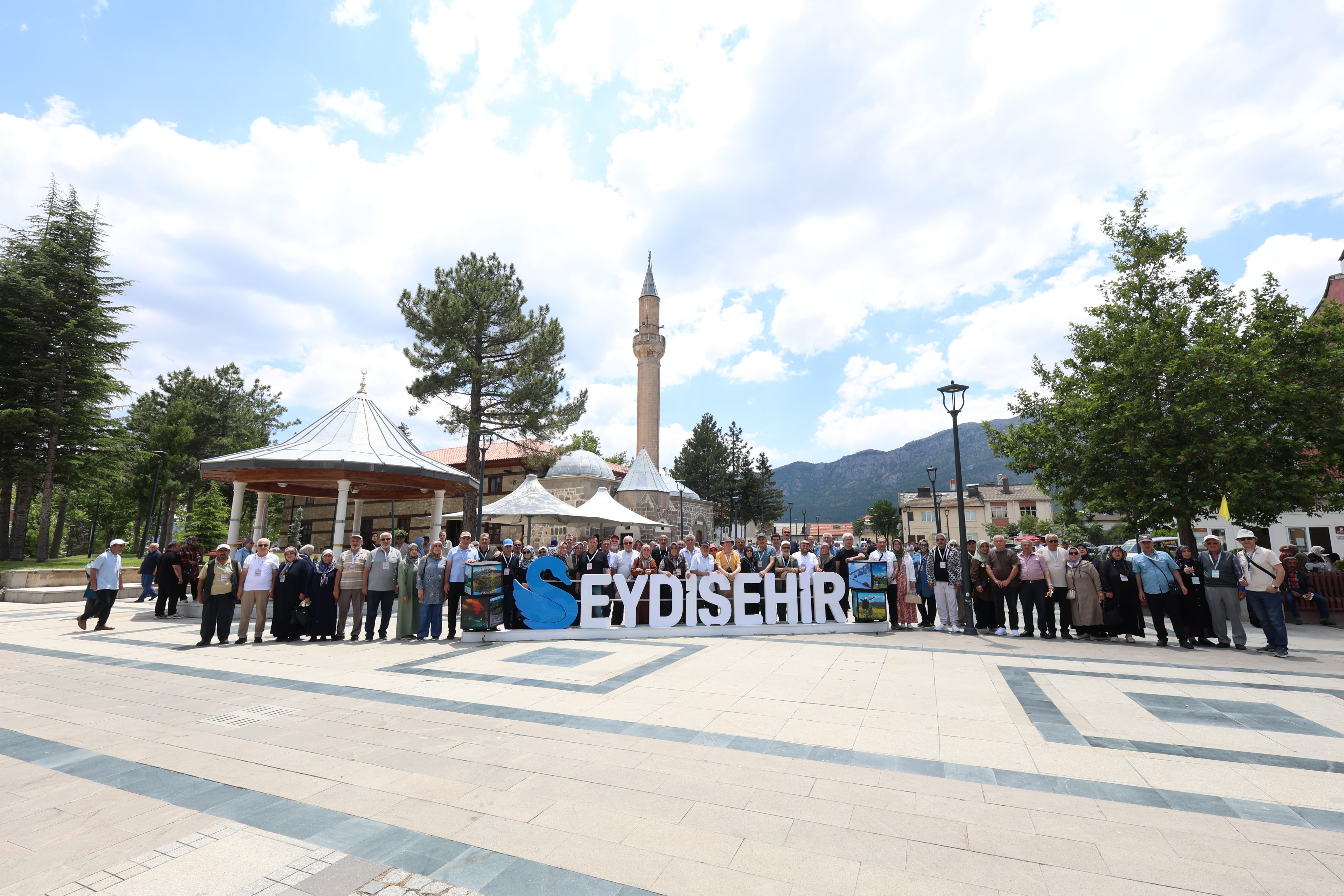 BAŞKAN ALTAY: “EMEKLİLERİMİZ İÇİN HATIRDAN HATIRAYA KÜLTÜR TURLARIMIZ SEYDİŞEHİR-BEYŞEHİR GEZİSİ İLE BAŞLADI”