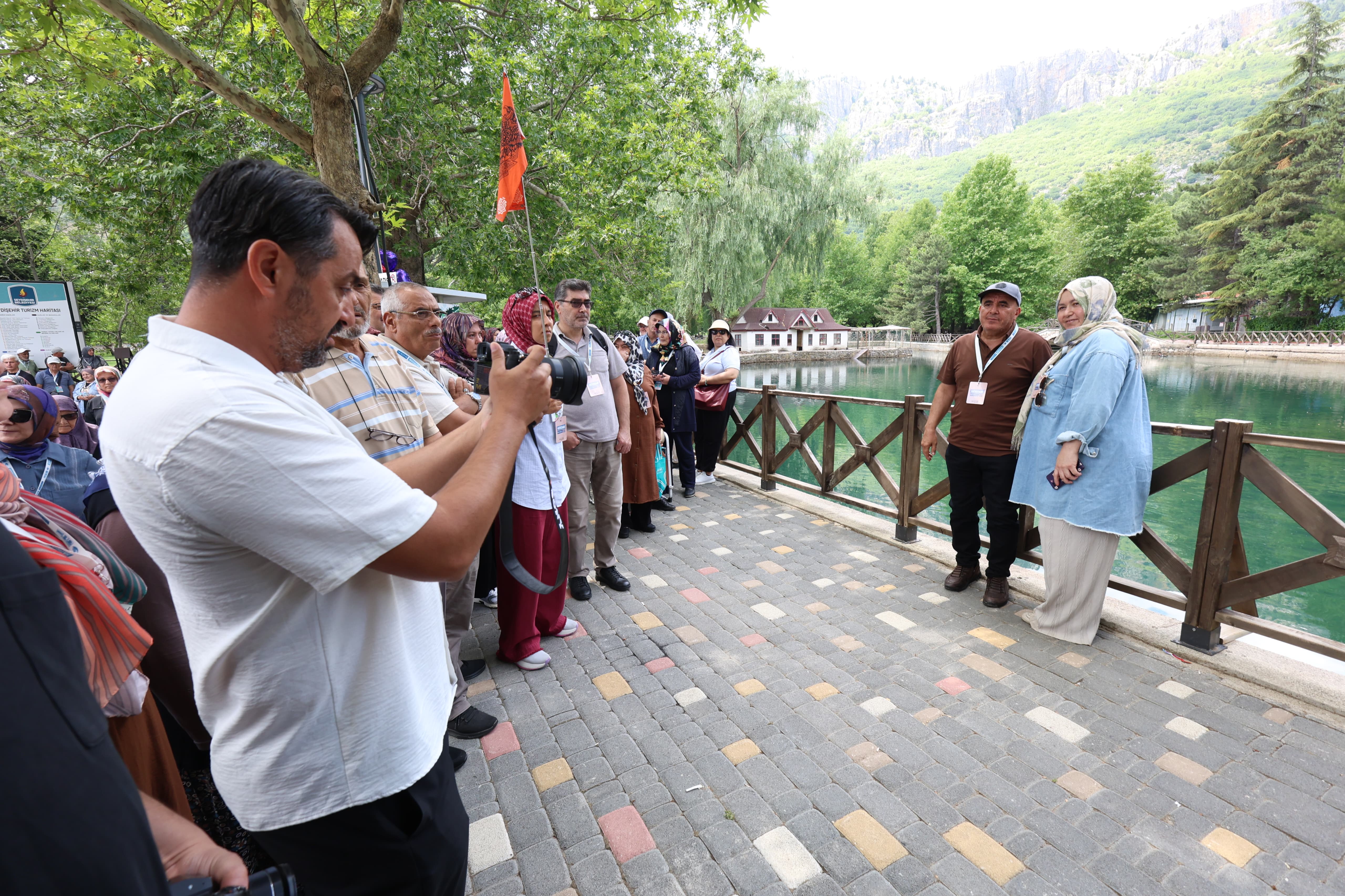 BAŞKAN ALTAY: “EMEKLİLERİMİZ İÇİN HATIRDAN HATIRAYA KÜLTÜR TURLARIMIZ SEYDİŞEHİR-BEYŞEHİR GEZİSİ İLE BAŞLADI”