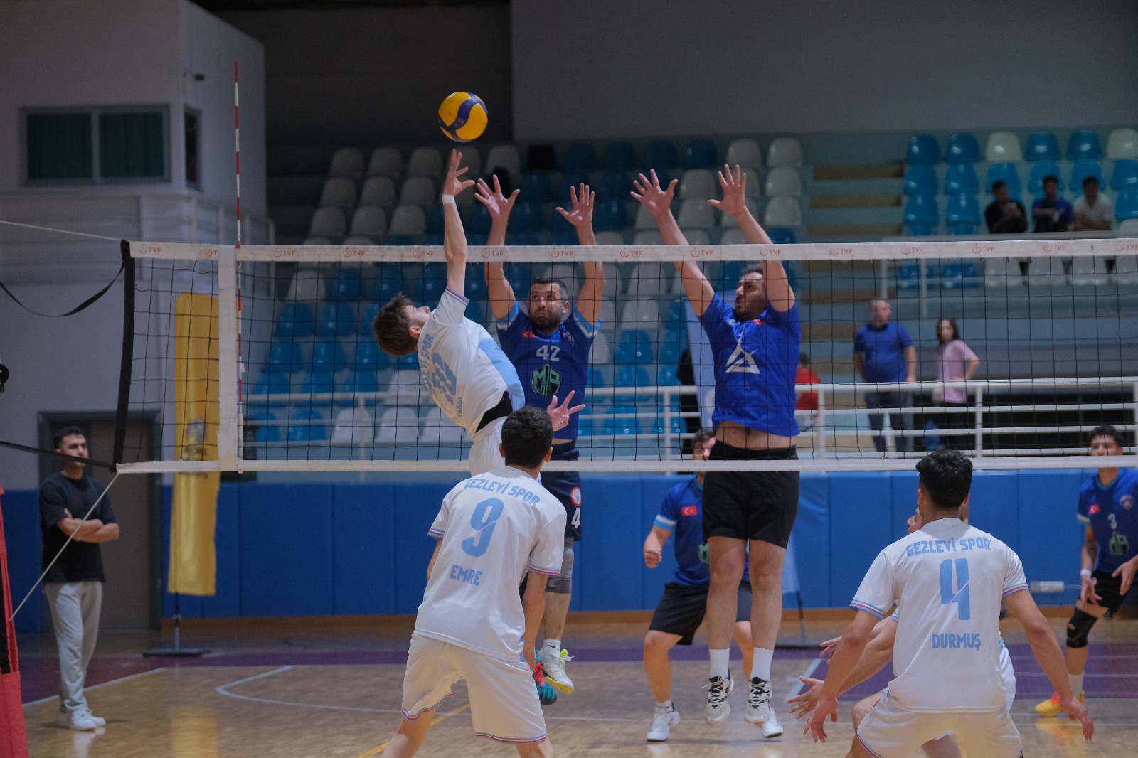 İLÇELER ARASI VOLEYBOL TURNUVASI'NDA ŞAMPİYON HADİM