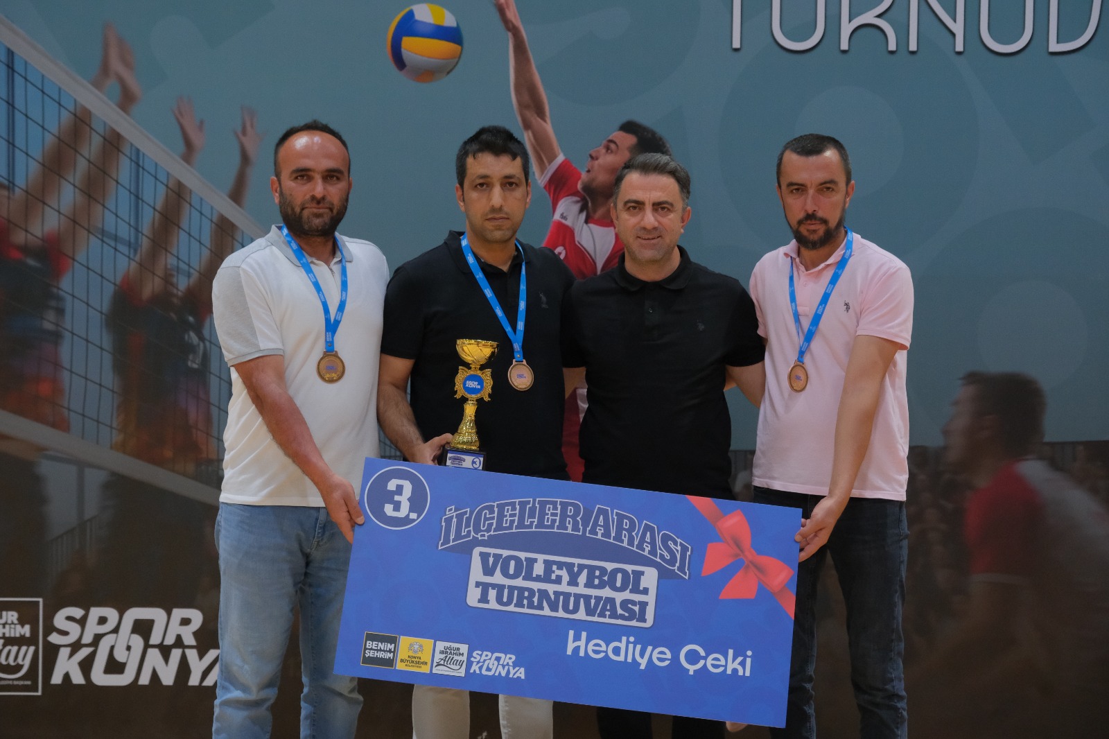 İLÇELER ARASI VOLEYBOL TURNUVASI'NDA ŞAMPİYON HADİM