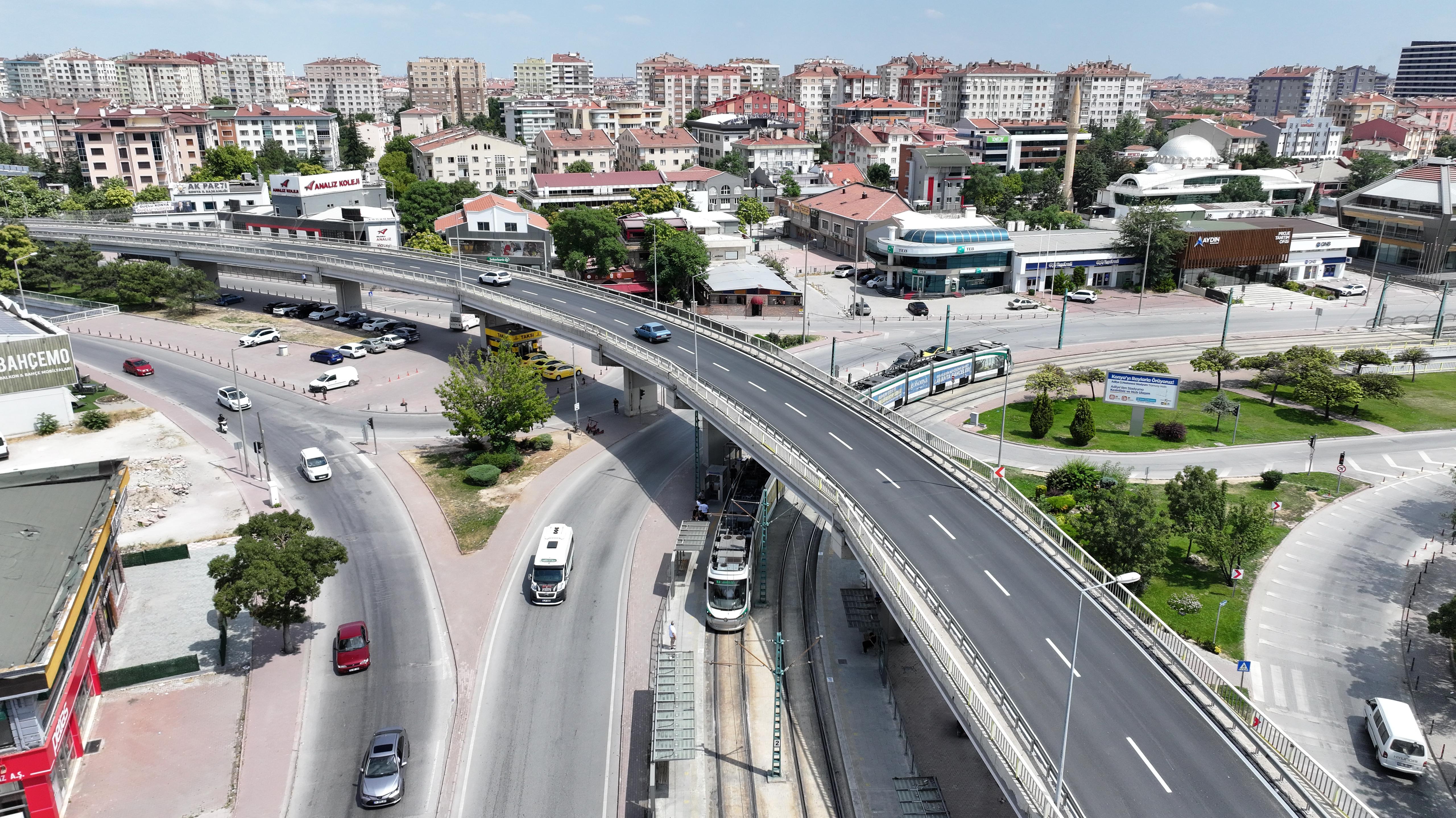 BAŞKAN ALTAY KUNDURACILAR ÜST GEÇİDİ'NDE ASFALTI YENİLEYEREK STANDARDI YÜKSELTTİKLERİNİ AÇIKLADI