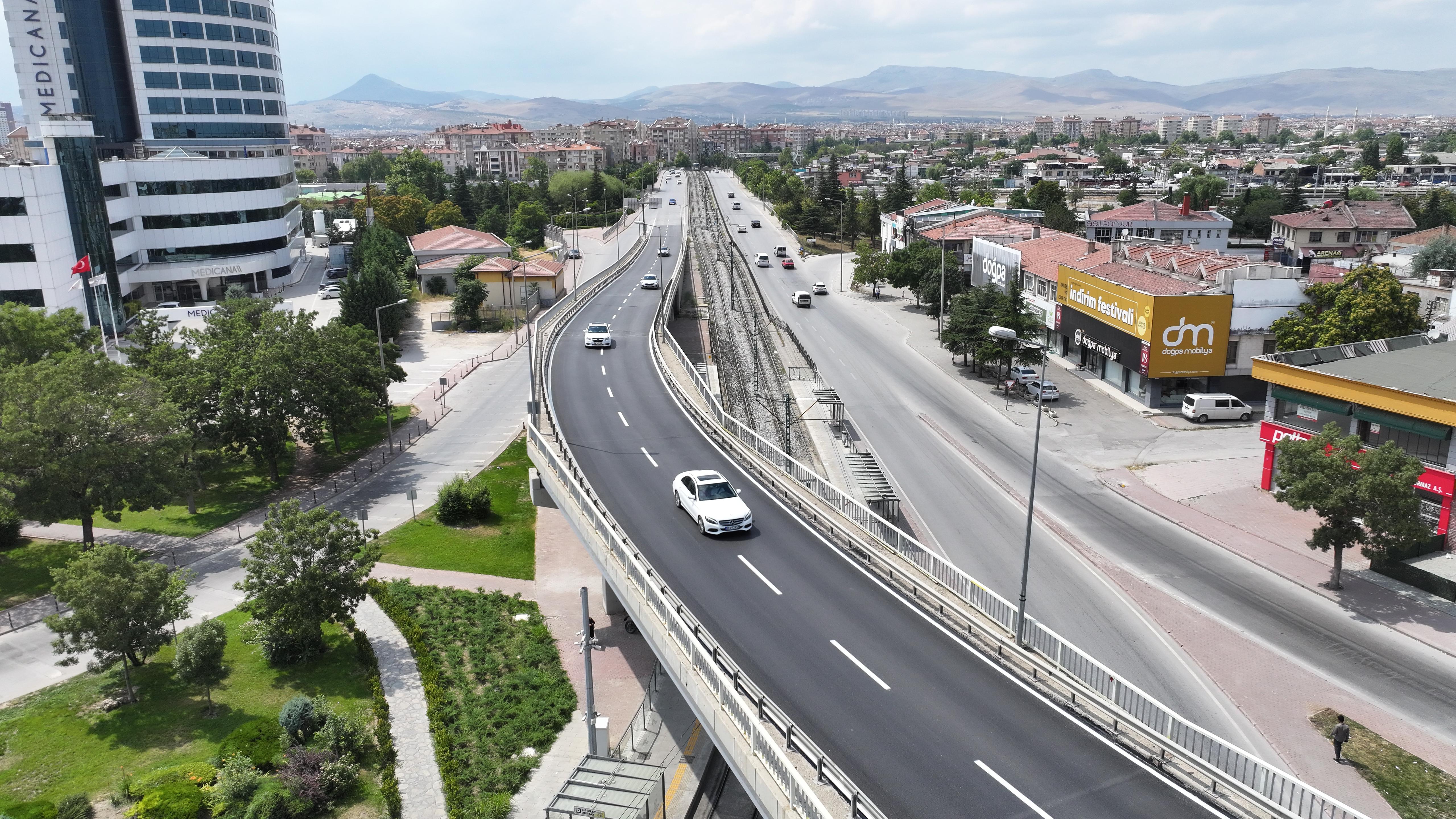 BAŞKAN ALTAY KUNDURACILAR ÜST GEÇİDİ'NDE ASFALTI YENİLEYEREK STANDARDI YÜKSELTTİKLERİNİ AÇIKLADI