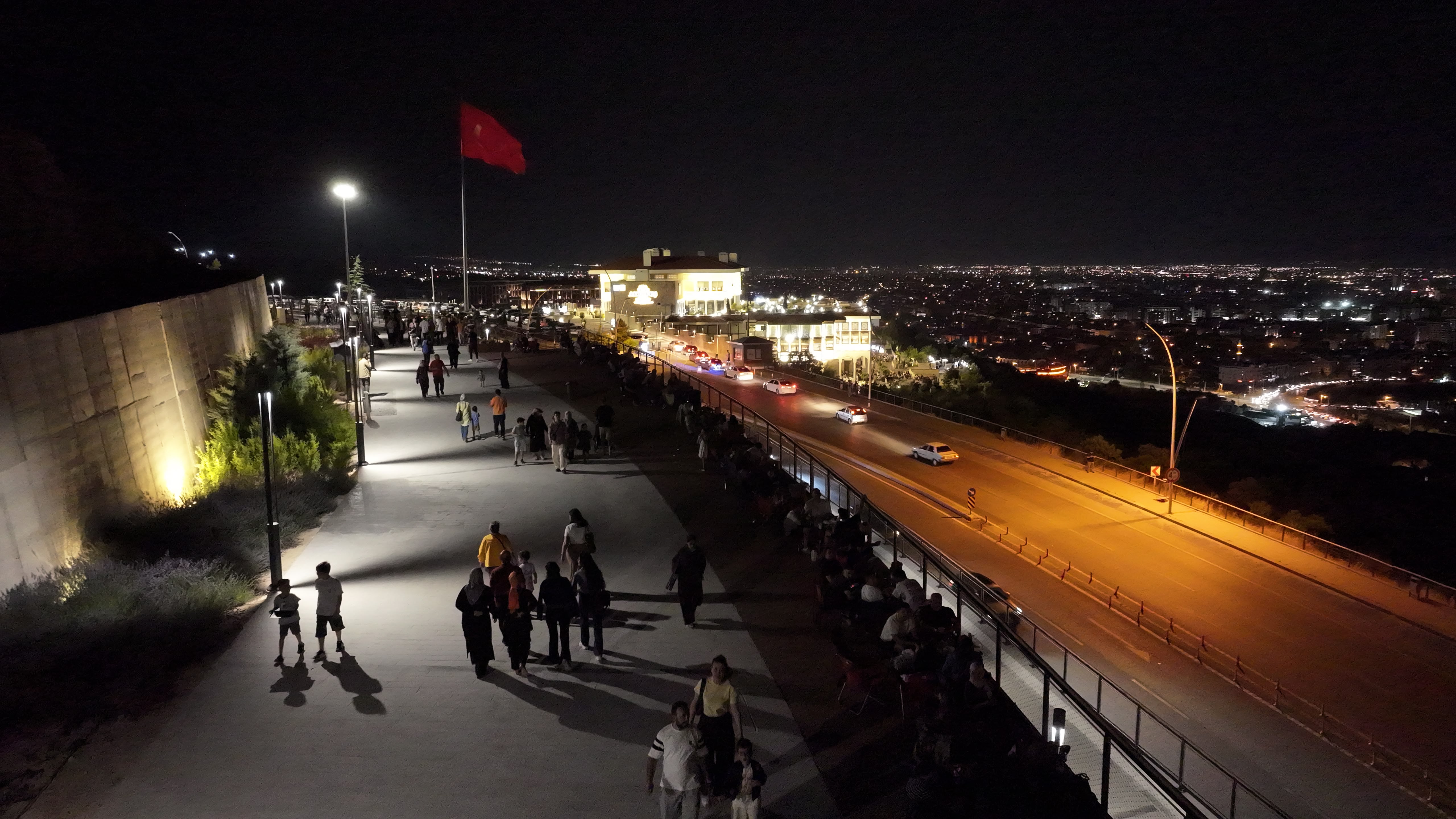 BAŞKAN ALTAY PALYE KAFE’DE KONYALILARLA BULUŞTU