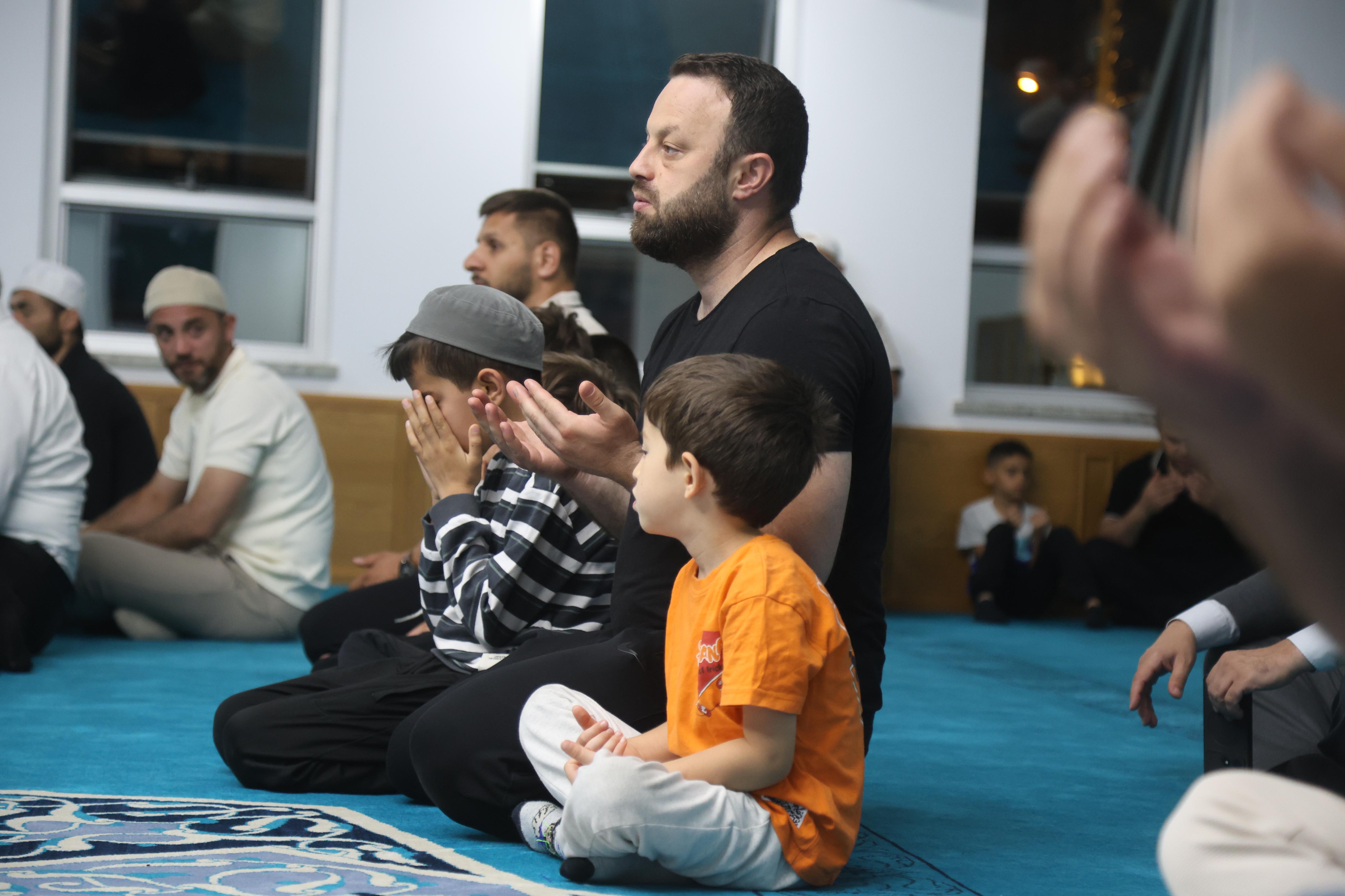 BAŞKAN ALTAY “GÜLE OYNAYA CAMİYE GEL” PROJESİ KAPSAMINDA ÇOCUKLARIN SABAH NAMAZI COŞKUSUNA EŞLİK ETTİ