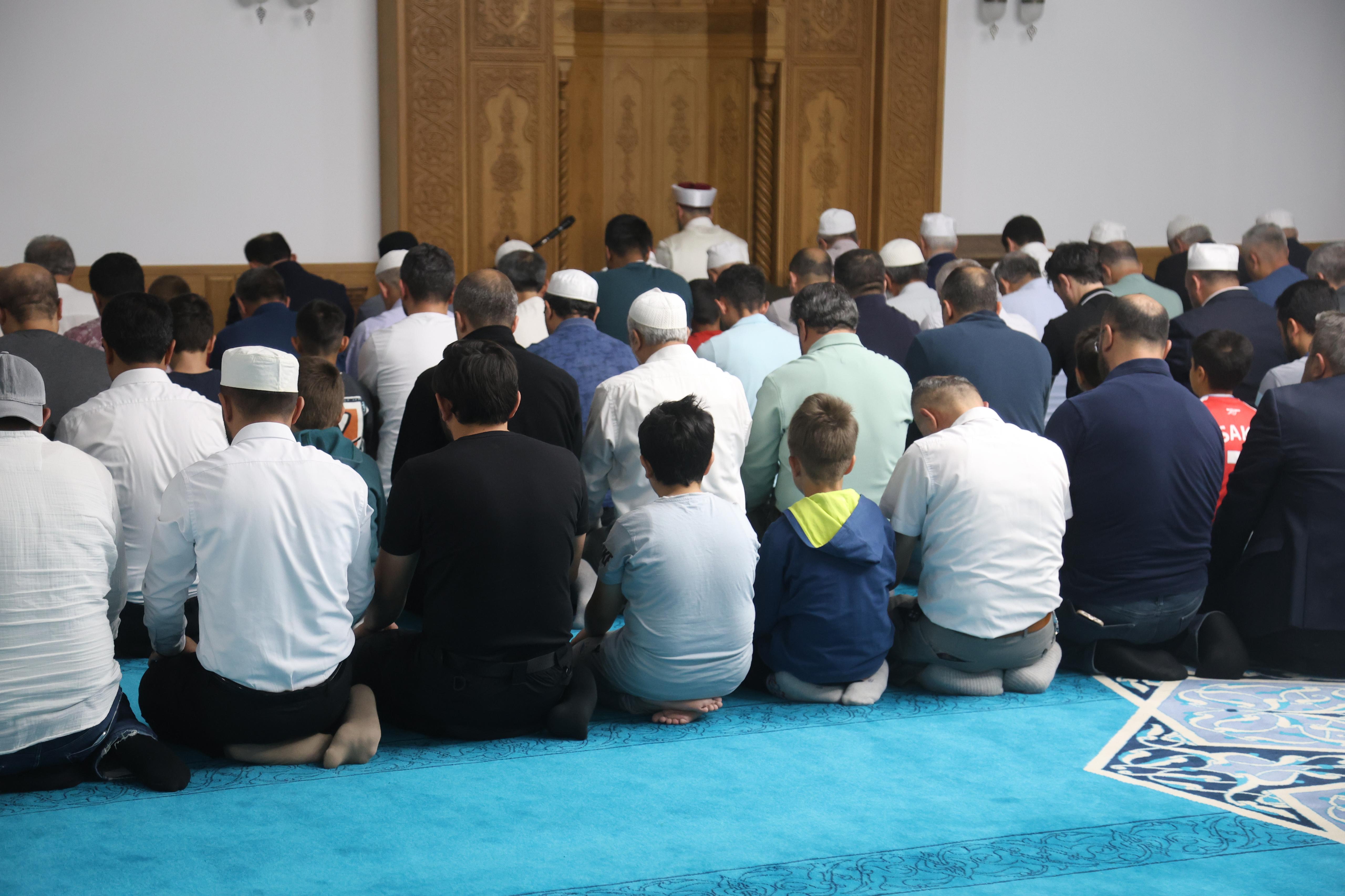 BAŞKAN ALTAY “GÜLE OYNAYA CAMİYE GEL” PROJESİ KAPSAMINDA ÇOCUKLARIN SABAH NAMAZI COŞKUSUNA EŞLİK ETTİ