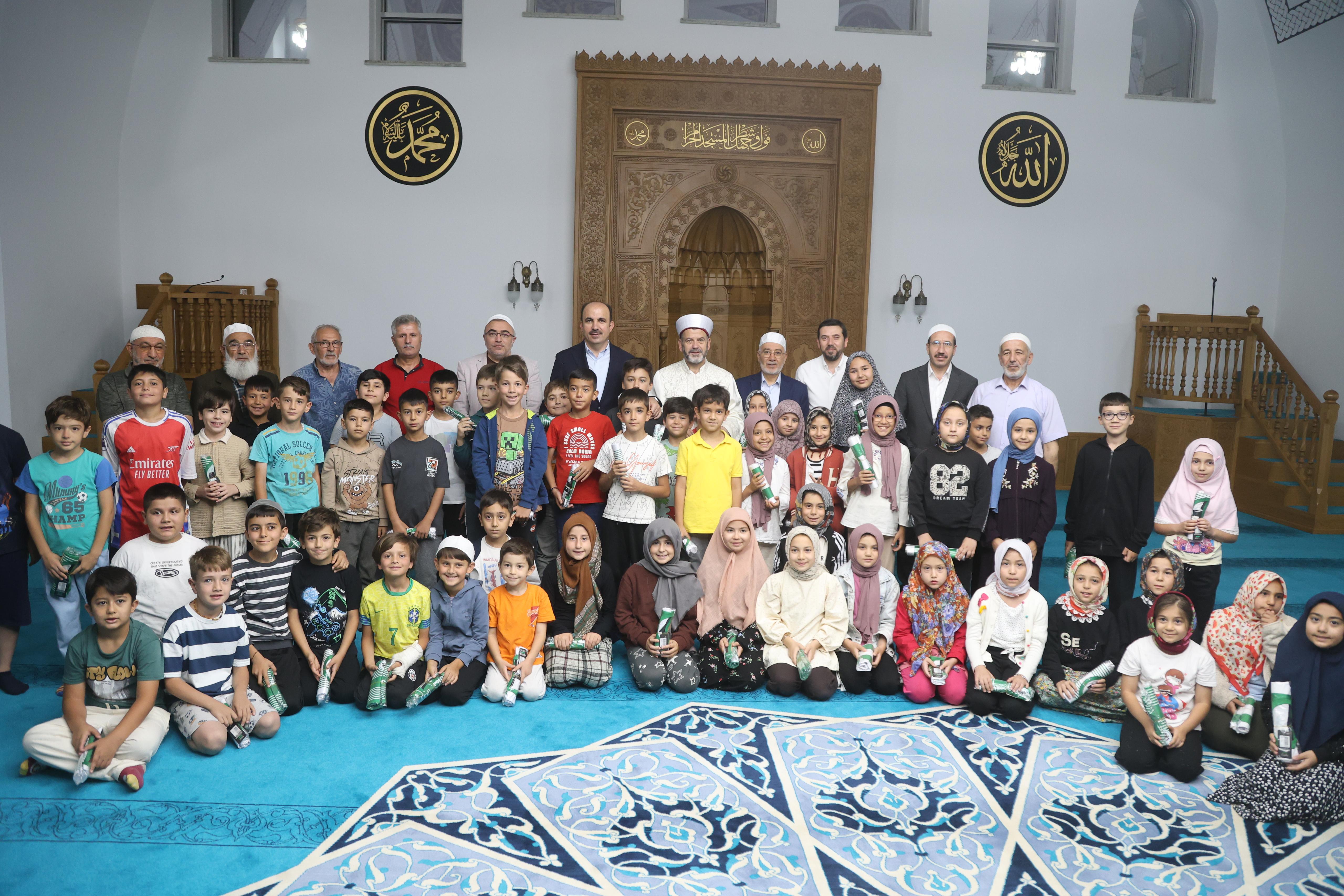 BAŞKAN ALTAY “GÜLE OYNAYA CAMİYE GEL” PROJESİ KAPSAMINDA ÇOCUKLARIN SABAH NAMAZI COŞKUSUNA EŞLİK ETTİ