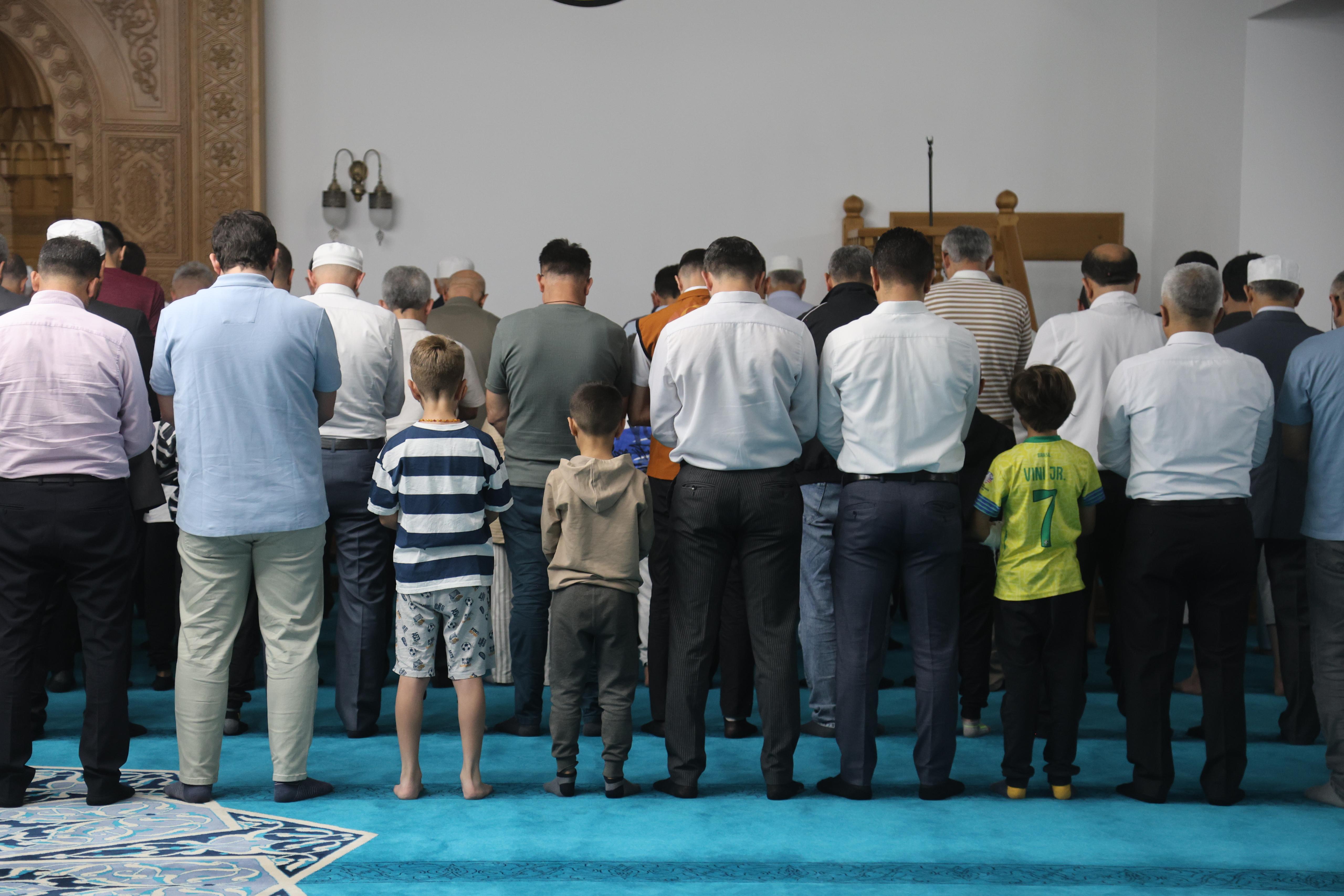 BAŞKAN ALTAY “GÜLE OYNAYA CAMİYE GEL” PROJESİ KAPSAMINDA ÇOCUKLARIN SABAH NAMAZI COŞKUSUNA EŞLİK ETTİ