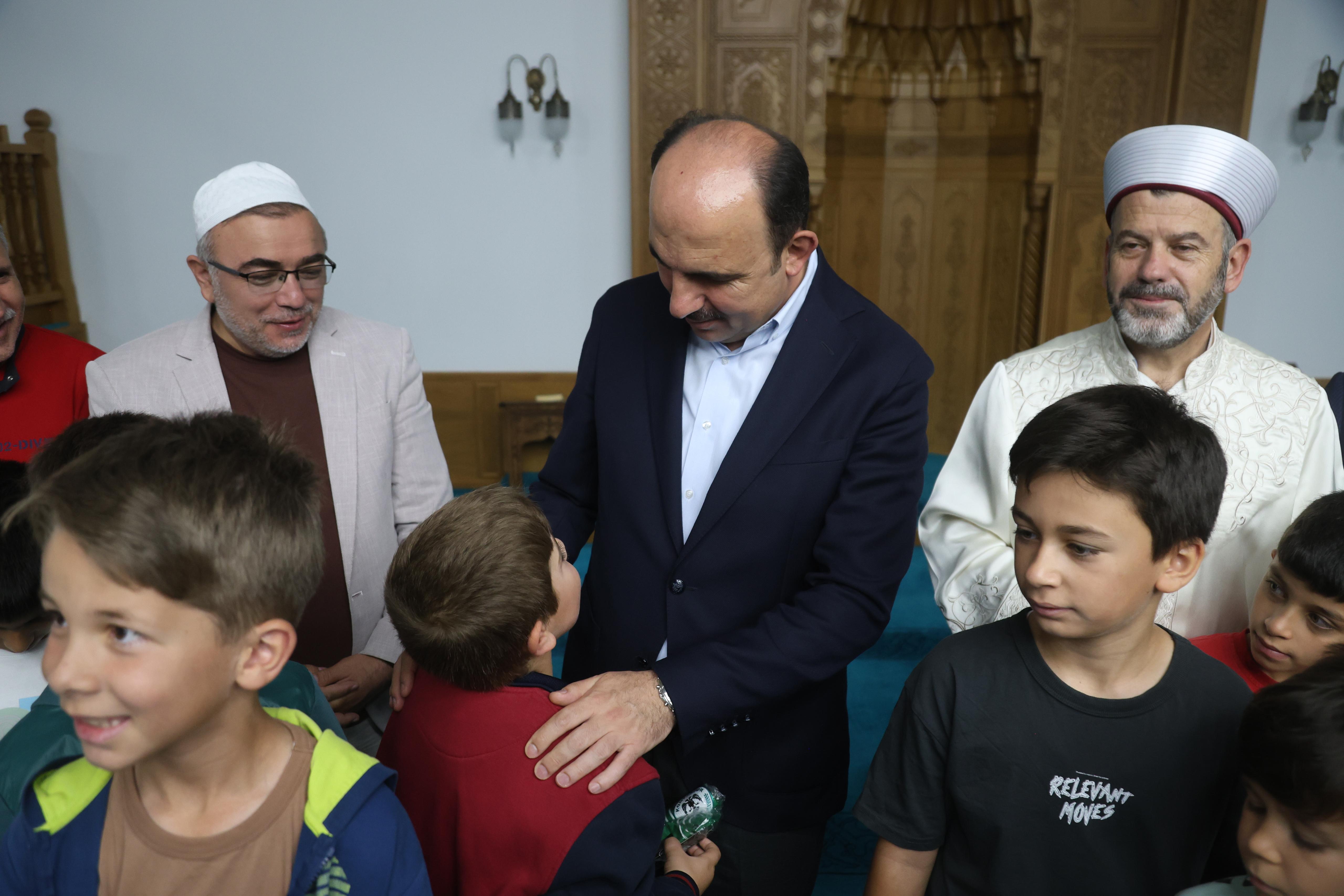 BAŞKAN ALTAY “GÜLE OYNAYA CAMİYE GEL” PROJESİ KAPSAMINDA ÇOCUKLARIN SABAH NAMAZI COŞKUSUNA EŞLİK ETTİ