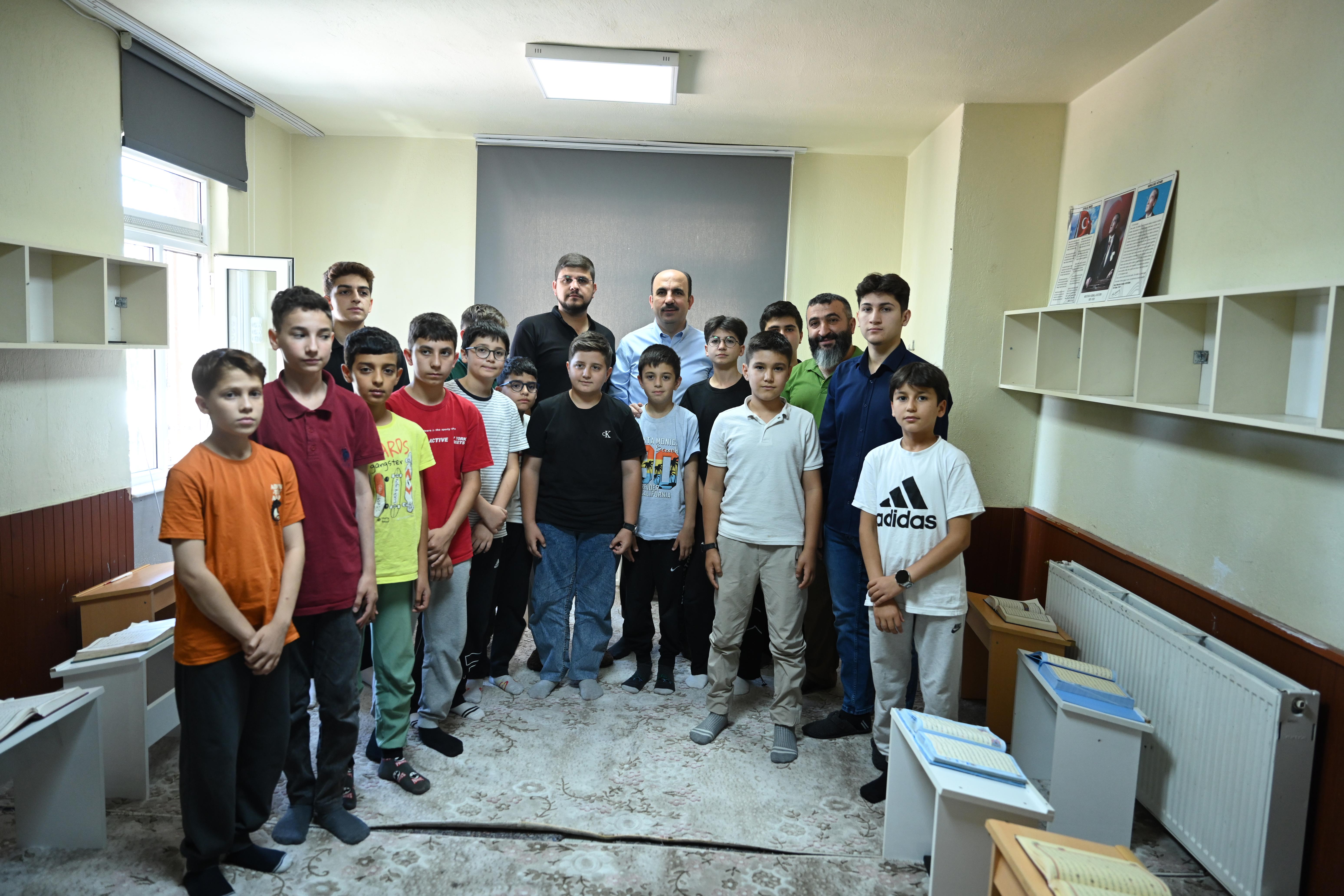 BAŞKAN ALTAY HAFIZLIK EĞİTİMİ ALAN ÖĞRENCİLER VE YAZ KUR’AN KURSU ÖĞRENCİLERİYLE BİR ARAYA GELDİ
