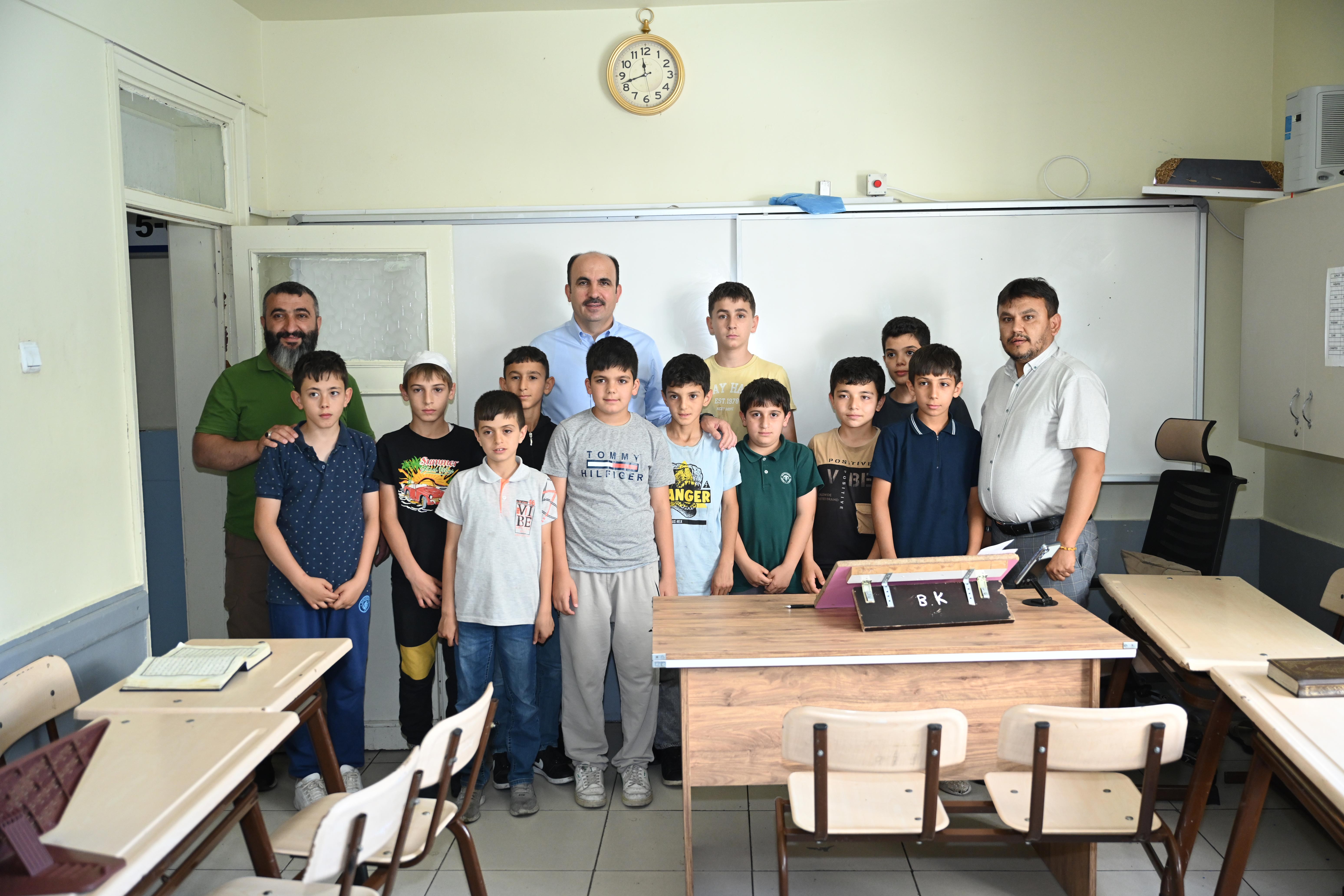 BAŞKAN ALTAY HAFIZLIK EĞİTİMİ ALAN ÖĞRENCİLER VE YAZ KUR’AN KURSU ÖĞRENCİLERİYLE BİR ARAYA GELDİ