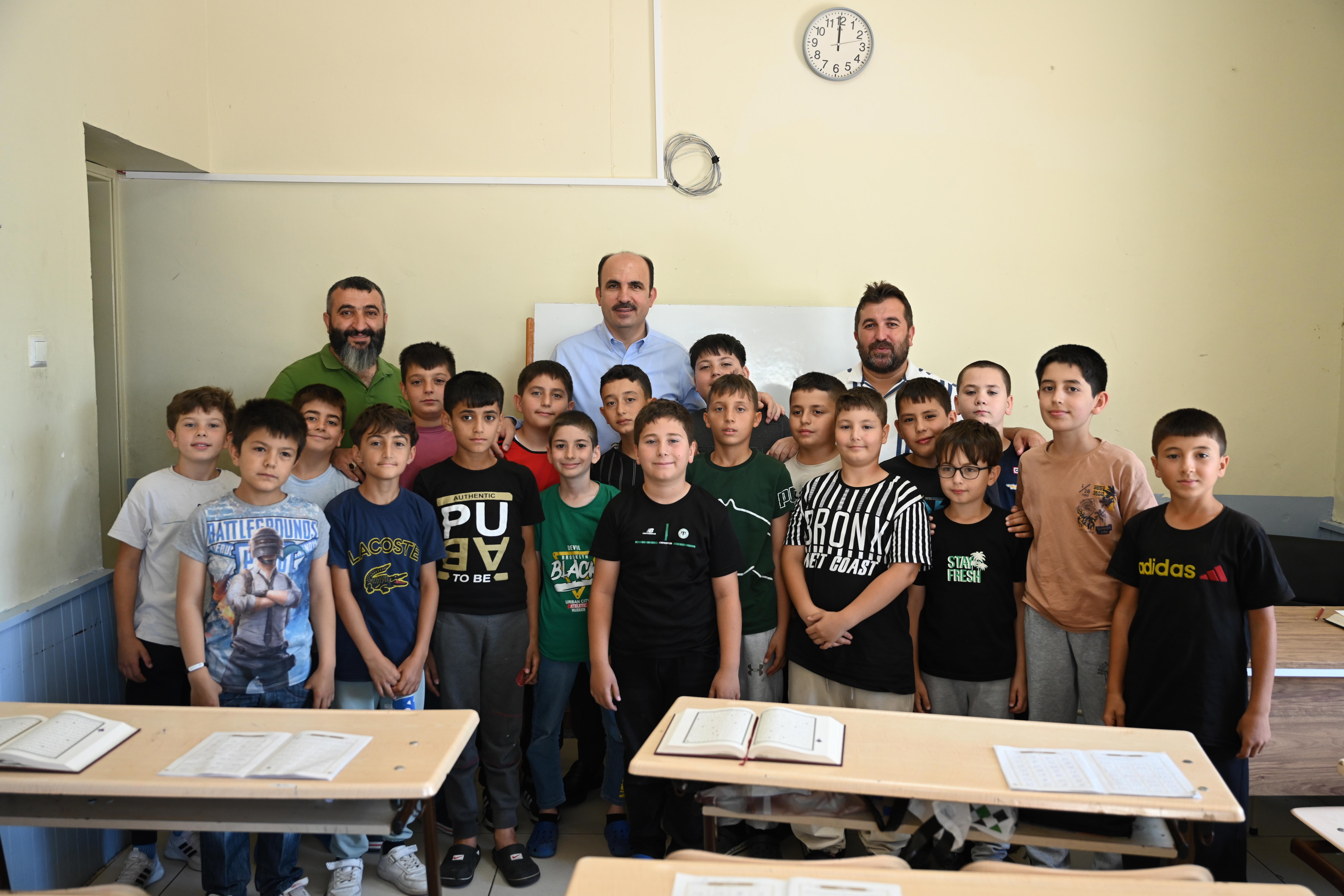 BAŞKAN ALTAY HAFIZLIK EĞİTİMİ ALAN ÖĞRENCİLER VE YAZ KUR’AN KURSU ÖĞRENCİLERİYLE BİR ARAYA GELDİ