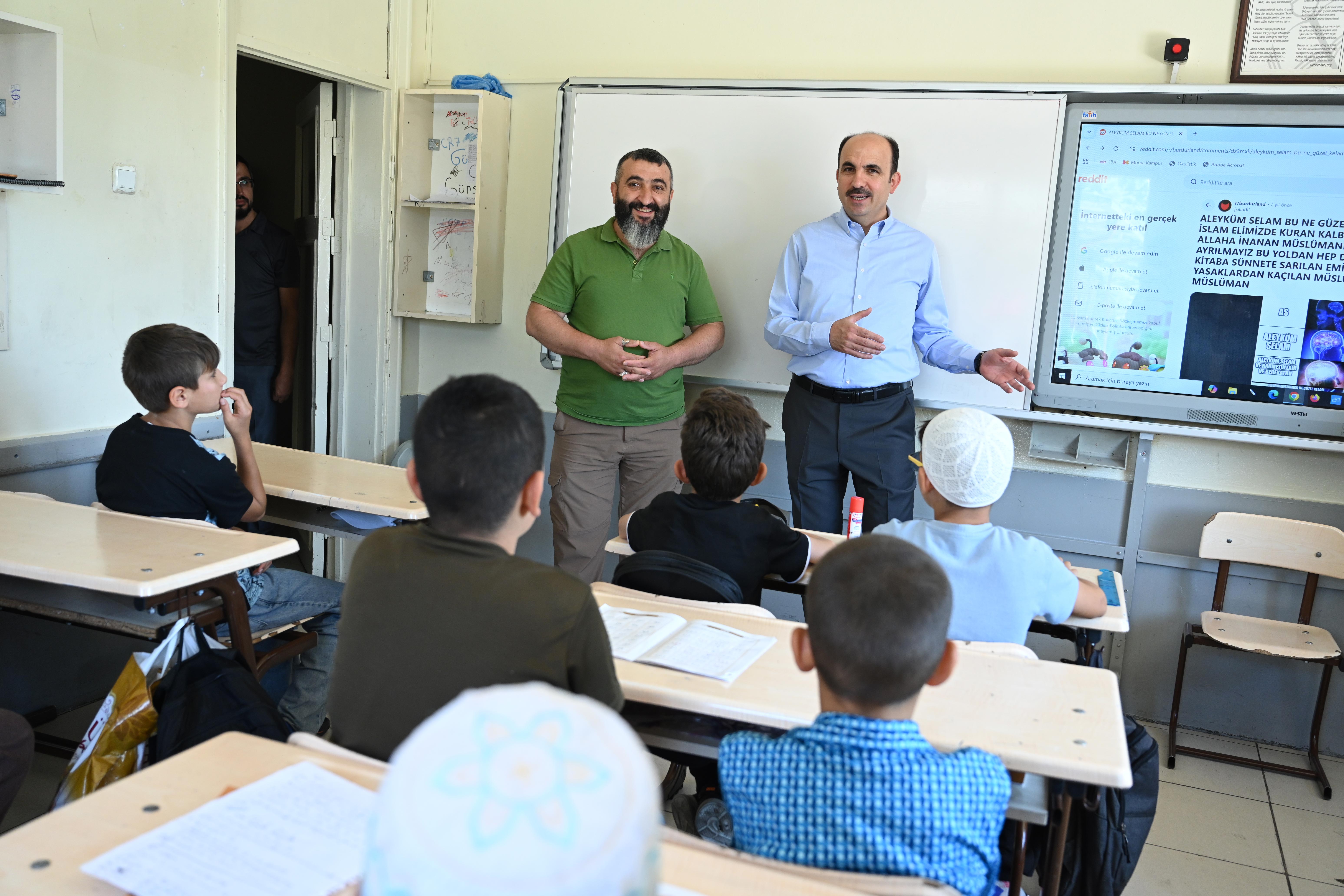 BAŞKAN ALTAY HAFIZLIK EĞİTİMİ ALAN ÖĞRENCİLER VE YAZ KUR’AN KURSU ÖĞRENCİLERİYLE BİR ARAYA GELDİ