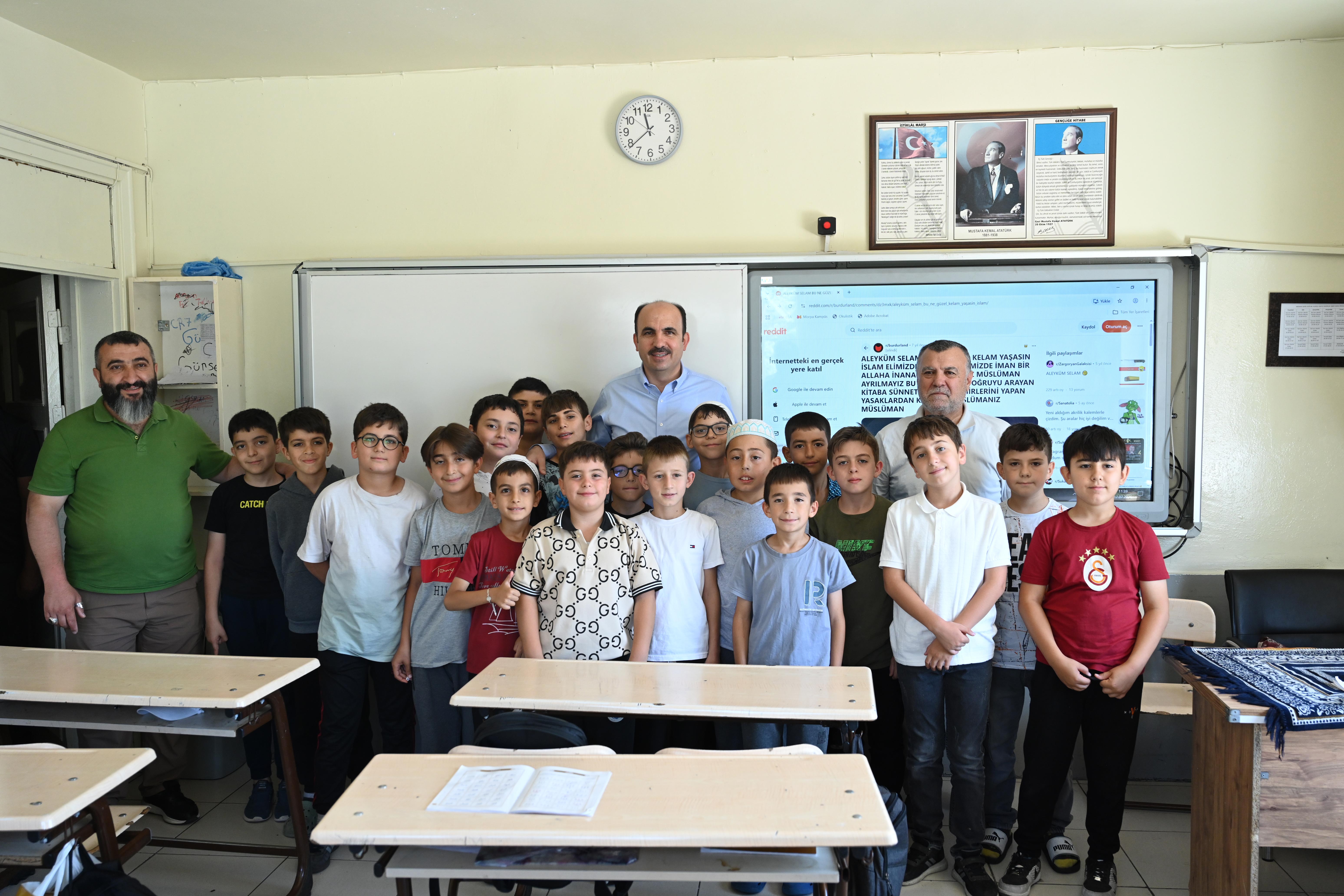 BAŞKAN ALTAY HAFIZLIK EĞİTİMİ ALAN ÖĞRENCİLER VE YAZ KUR’AN KURSU ÖĞRENCİLERİYLE BİR ARAYA GELDİ