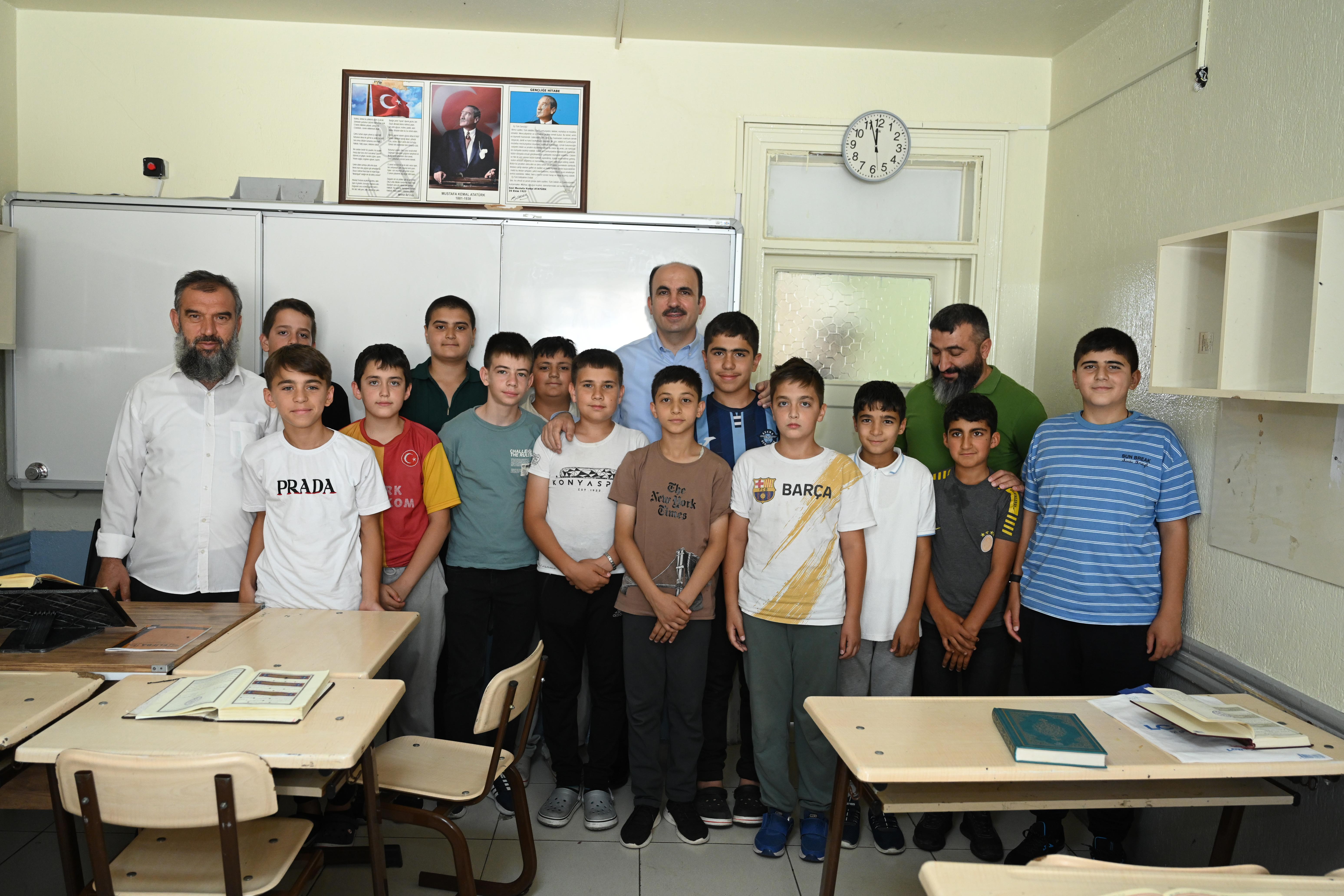 BAŞKAN ALTAY HAFIZLIK EĞİTİMİ ALAN ÖĞRENCİLER VE YAZ KUR’AN KURSU ÖĞRENCİLERİYLE BİR ARAYA GELDİ