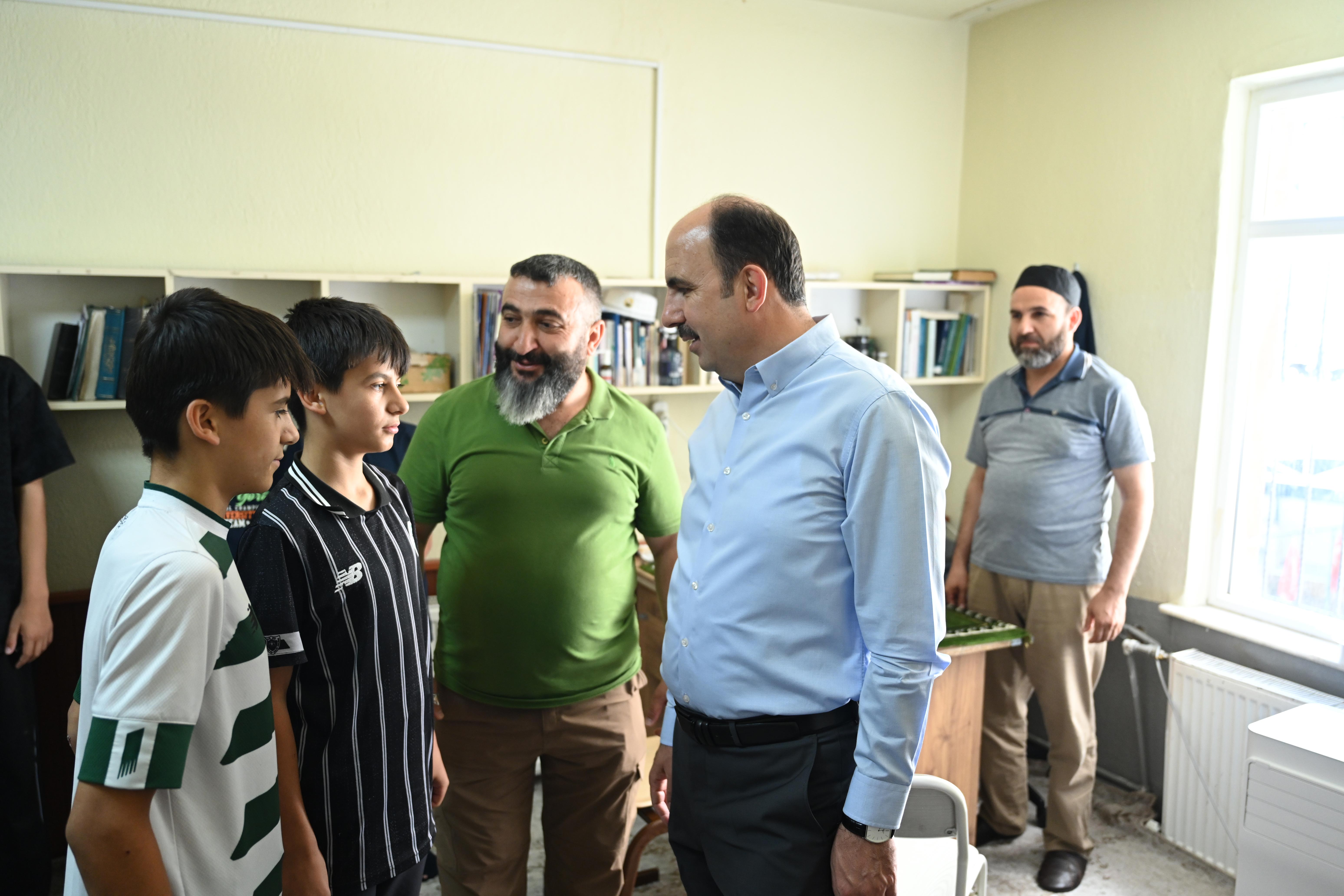 BAŞKAN ALTAY HAFIZLIK EĞİTİMİ ALAN ÖĞRENCİLER VE YAZ KUR’AN KURSU ÖĞRENCİLERİYLE BİR ARAYA GELDİ