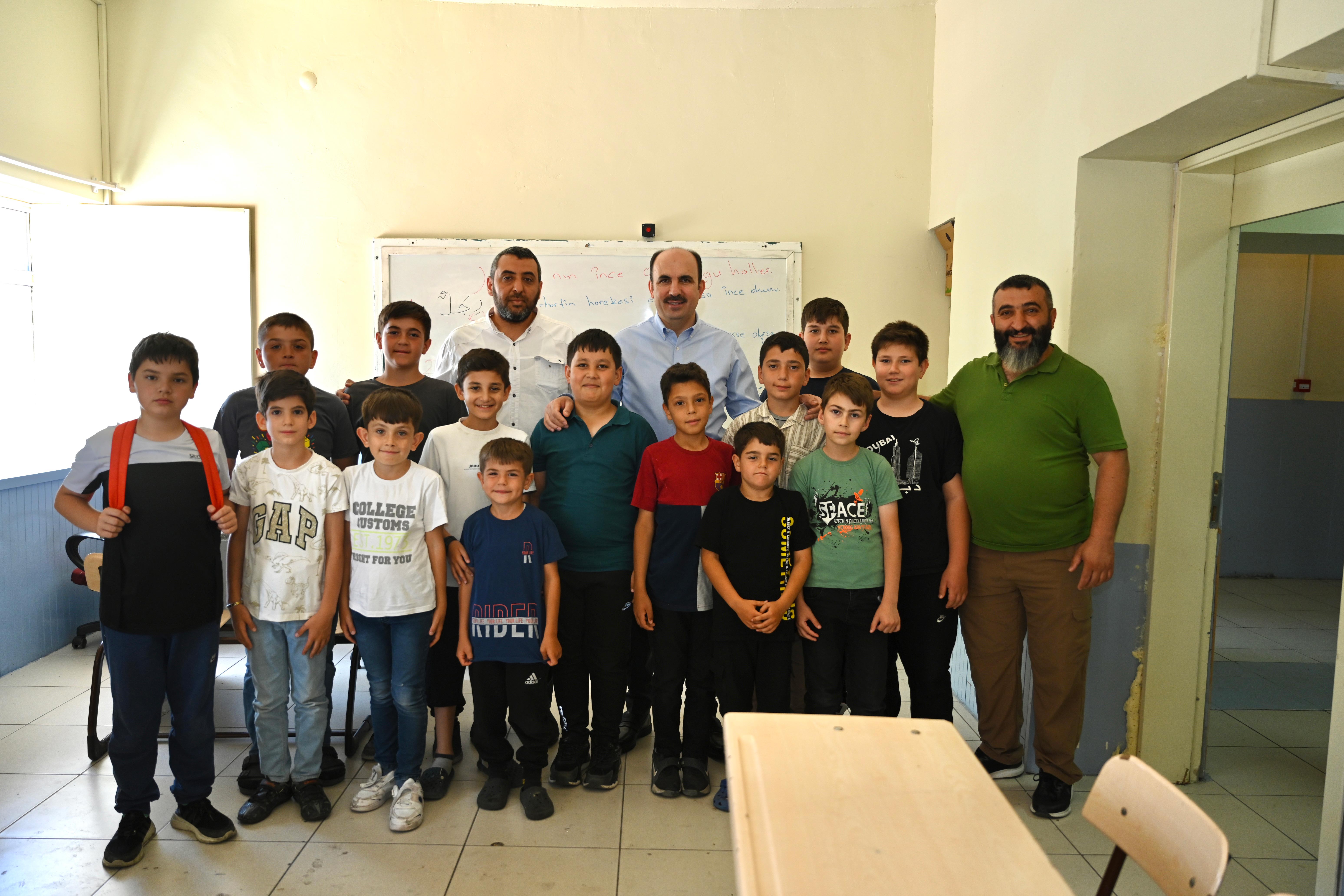 BAŞKAN ALTAY HAFIZLIK EĞİTİMİ ALAN ÖĞRENCİLER VE YAZ KUR’AN KURSU ÖĞRENCİLERİYLE BİR ARAYA GELDİ