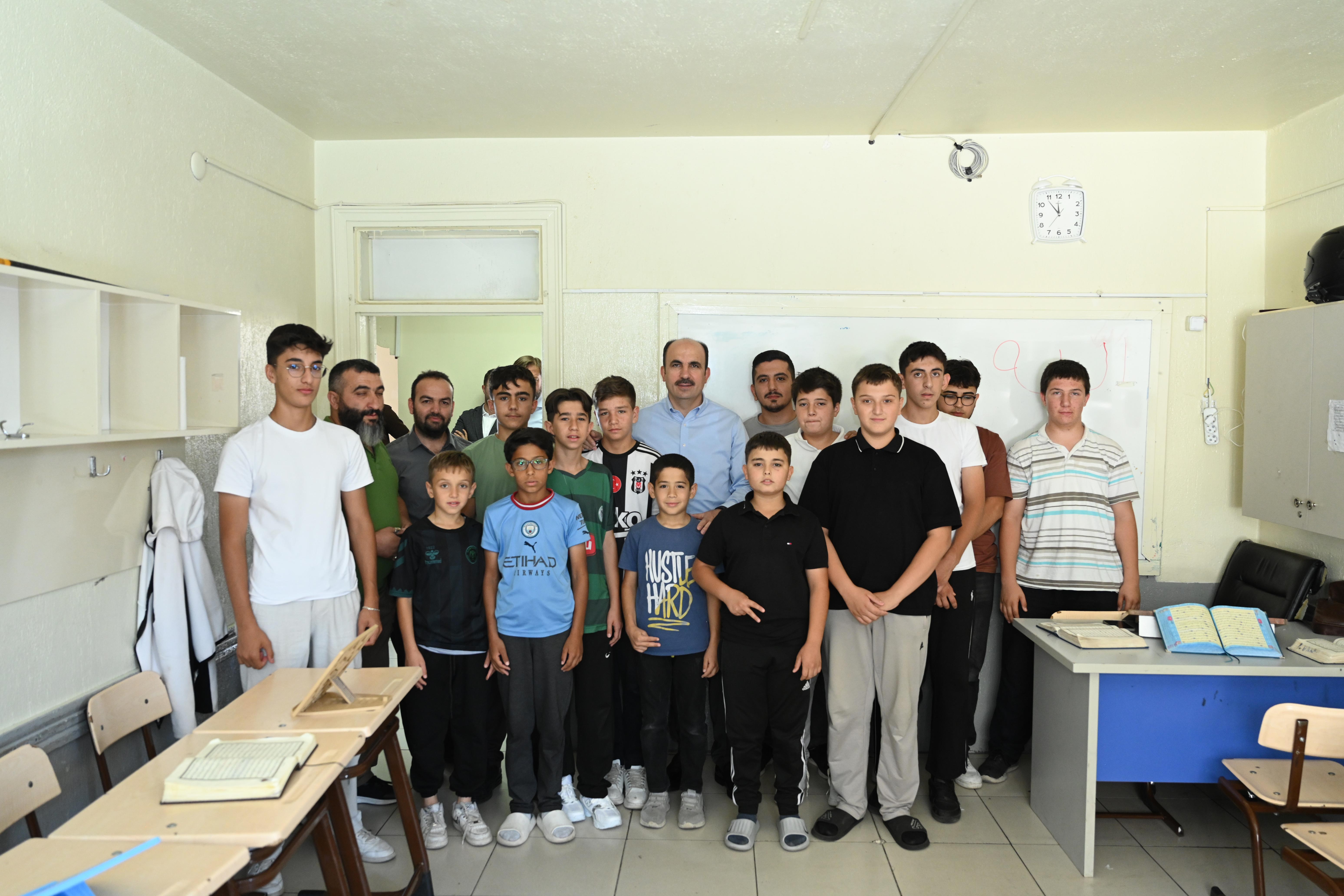 BAŞKAN ALTAY HAFIZLIK EĞİTİMİ ALAN ÖĞRENCİLER VE YAZ KUR’AN KURSU ÖĞRENCİLERİYLE BİR ARAYA GELDİ