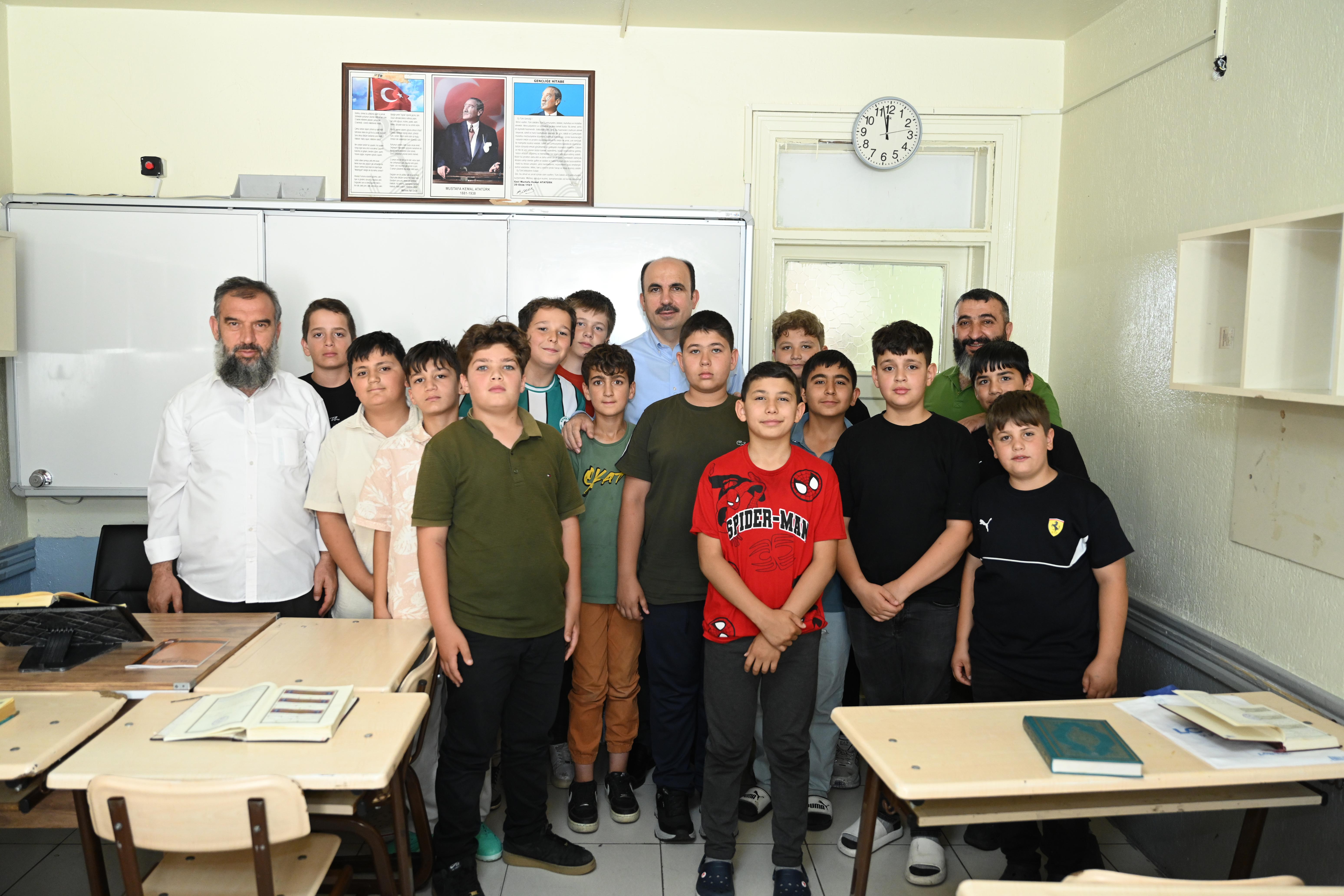 BAŞKAN ALTAY HAFIZLIK EĞİTİMİ ALAN ÖĞRENCİLER VE YAZ KUR’AN KURSU ÖĞRENCİLERİYLE BİR ARAYA GELDİ