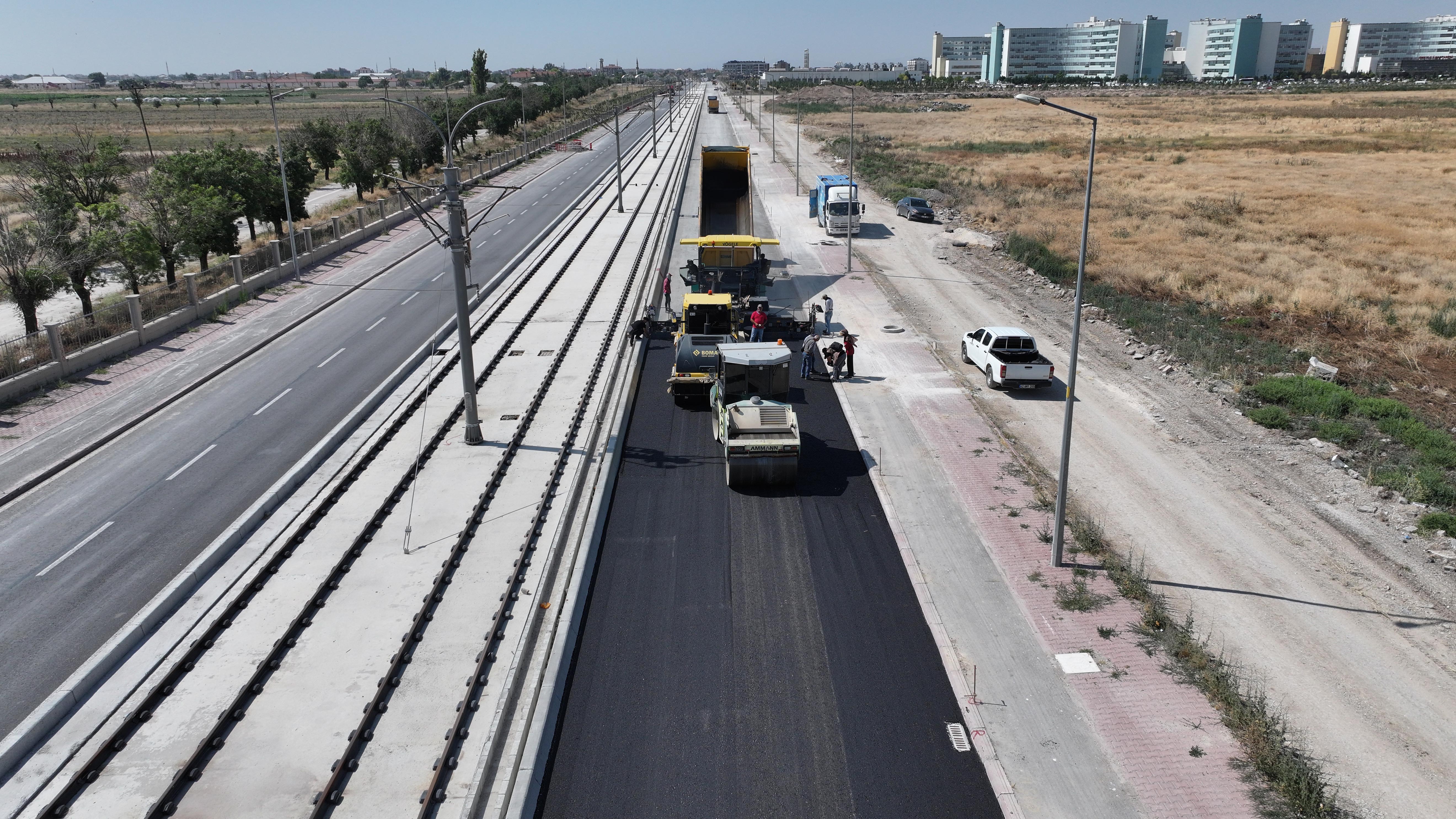 KONYA BÜYÜKŞEHİR, ŞEHİR HASTANESİ-YENİ SANAYİ TRAMVAY HATTI GÜZERGÂHINDAKİ BÖLGELERİN YOL ALTYAPISINI GÜÇLENDİRİYOR