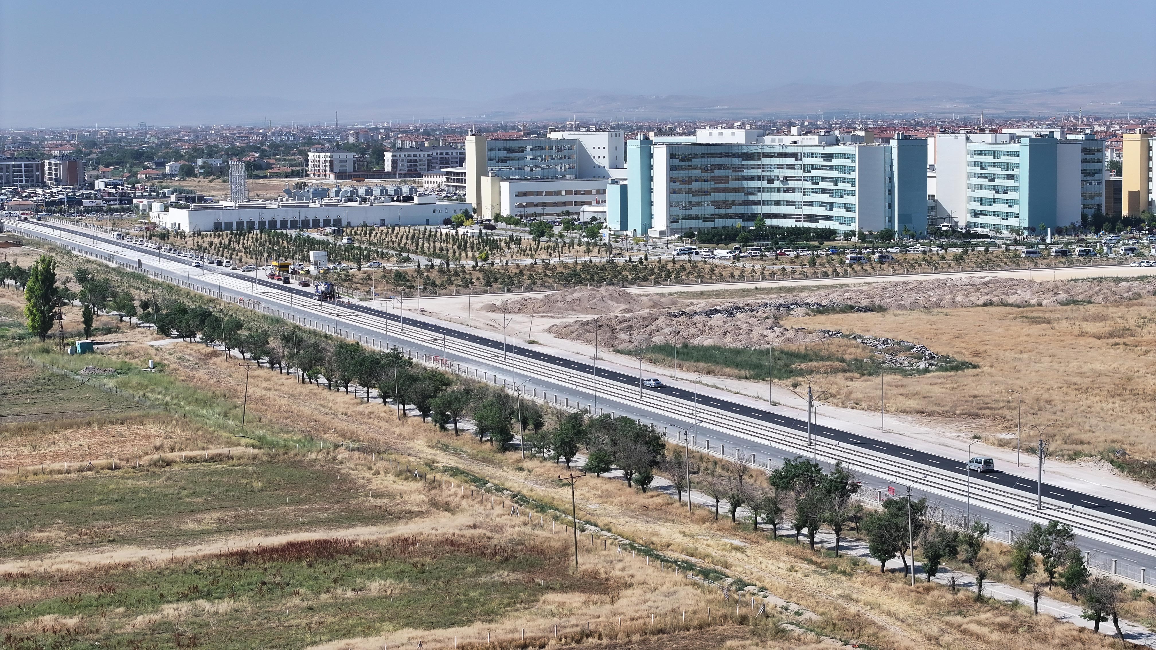 KONYA BÜYÜKŞEHİR, ŞEHİR HASTANESİ-YENİ SANAYİ TRAMVAY HATTI GÜZERGÂHINDAKİ BÖLGELERİN YOL ALTYAPISINI GÜÇLENDİRİYOR