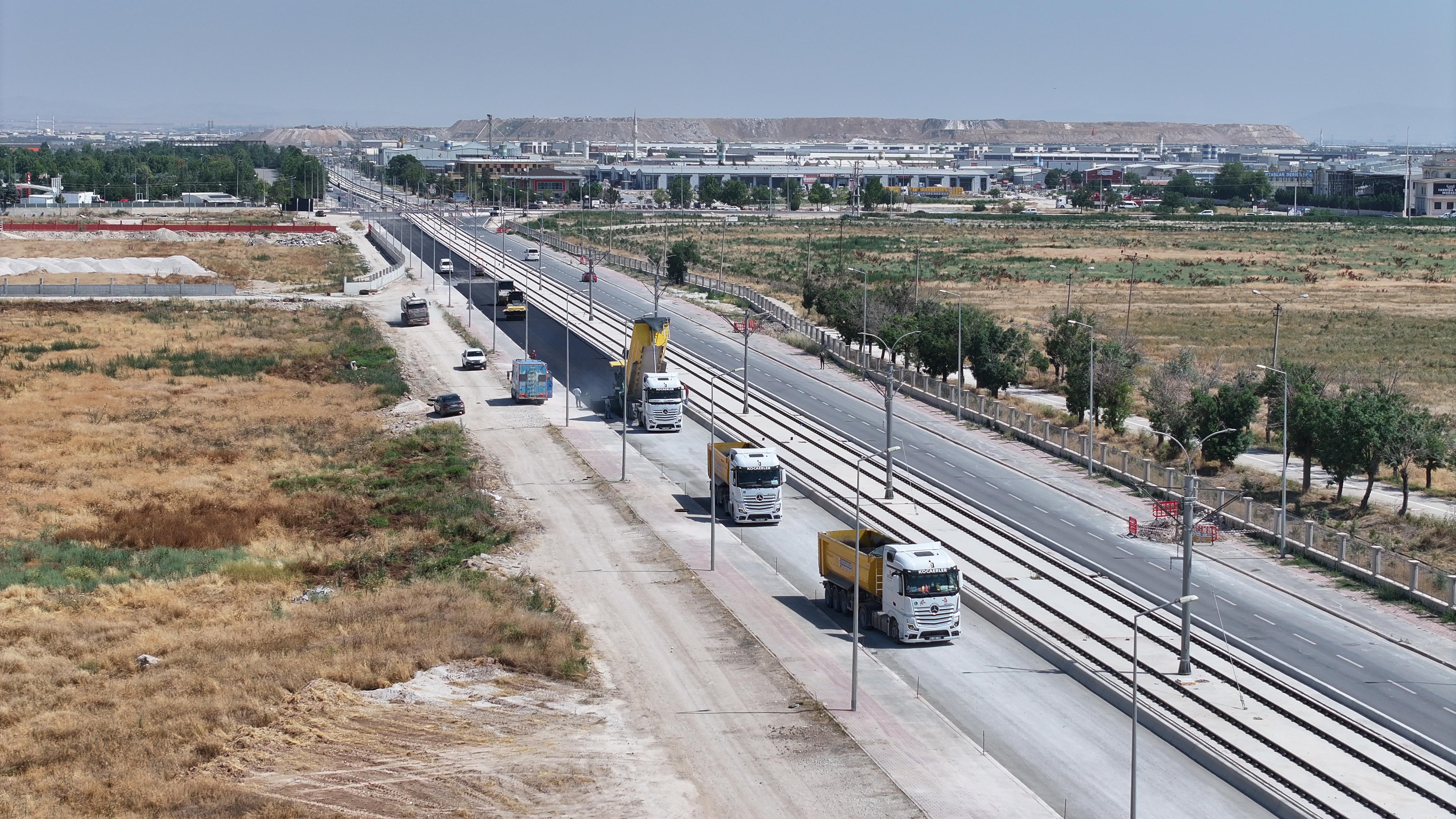 KONYA BÜYÜKŞEHİR, ŞEHİR HASTANESİ-YENİ SANAYİ TRAMVAY HATTI GÜZERGÂHINDAKİ BÖLGELERİN YOL ALTYAPISINI GÜÇLENDİRİYOR