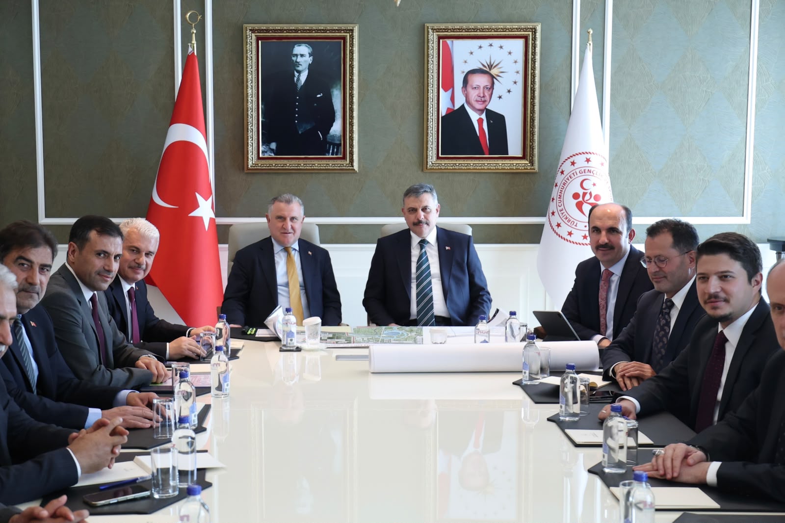 KONYA HEYETİ BAKAN BAK İLE ŞEHRİN GENÇLİK VE SPOR YATIRIMLARINI İSTİŞARE ETTİ