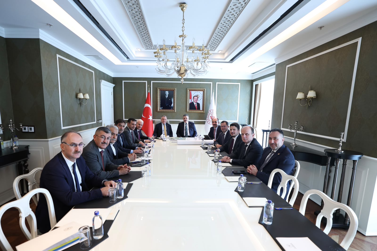 KONYA HEYETİ BAKAN BAK İLE ŞEHRİN GENÇLİK VE SPOR YATIRIMLARINI İSTİŞARE ETTİ