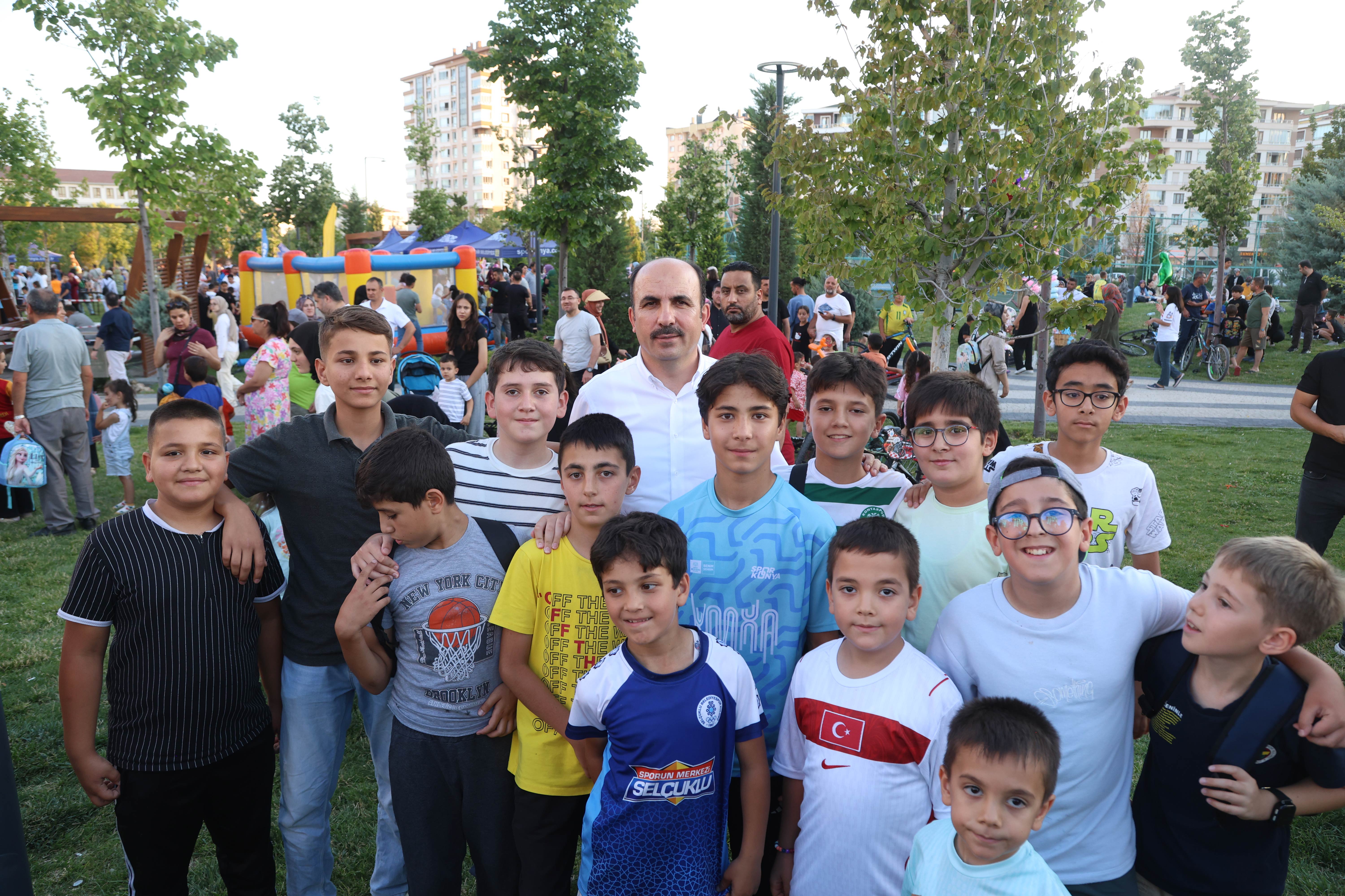 BAŞKAN ALTAY “PARKLARDA ŞENLİK VAR” ETKİNLİĞİNDE ÇOCUKLARIN YAZ COŞKUSUNA ORTAK OLDU