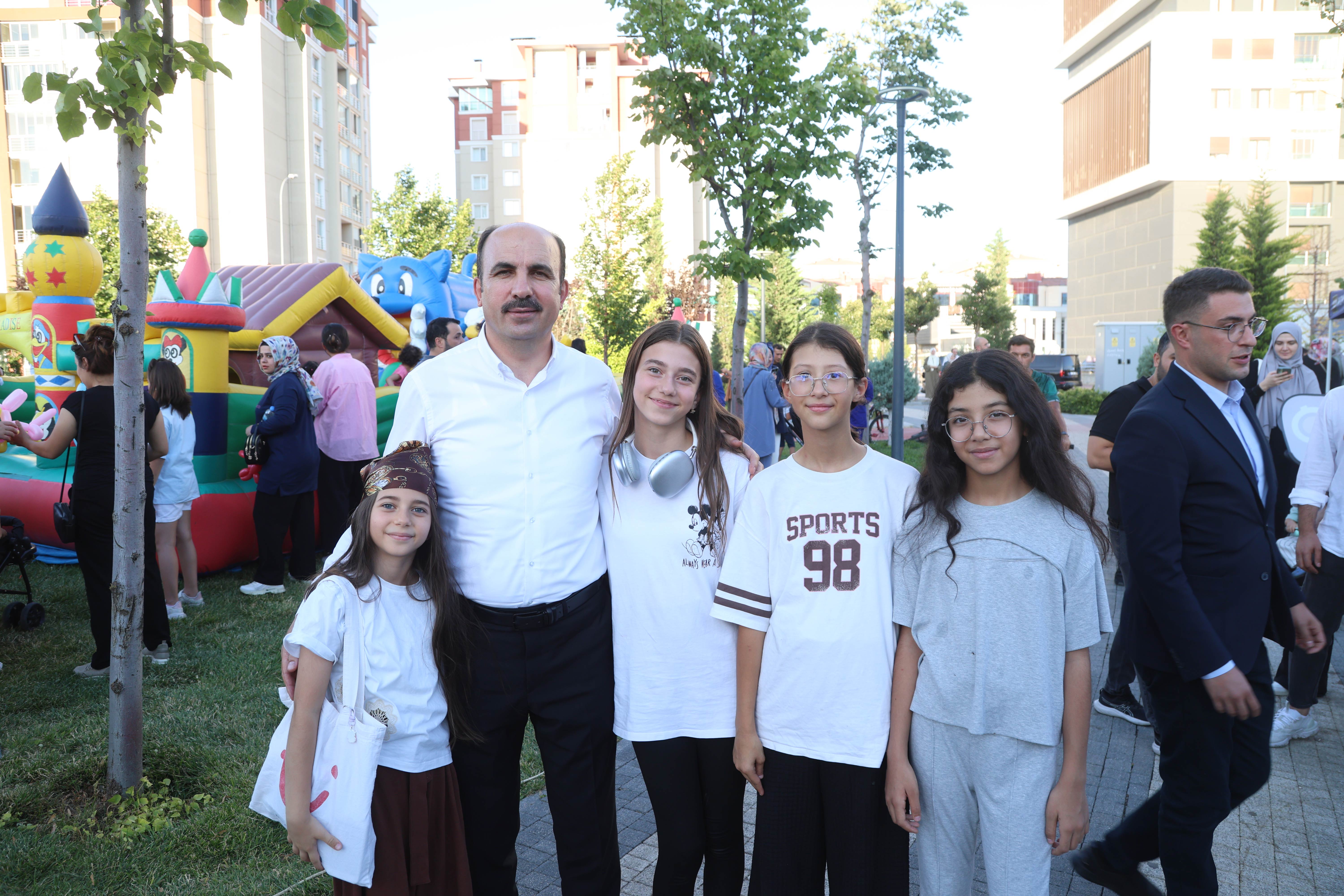 BAŞKAN ALTAY “PARKLARDA ŞENLİK VAR” ETKİNLİĞİNDE ÇOCUKLARIN YAZ COŞKUSUNA ORTAK OLDU