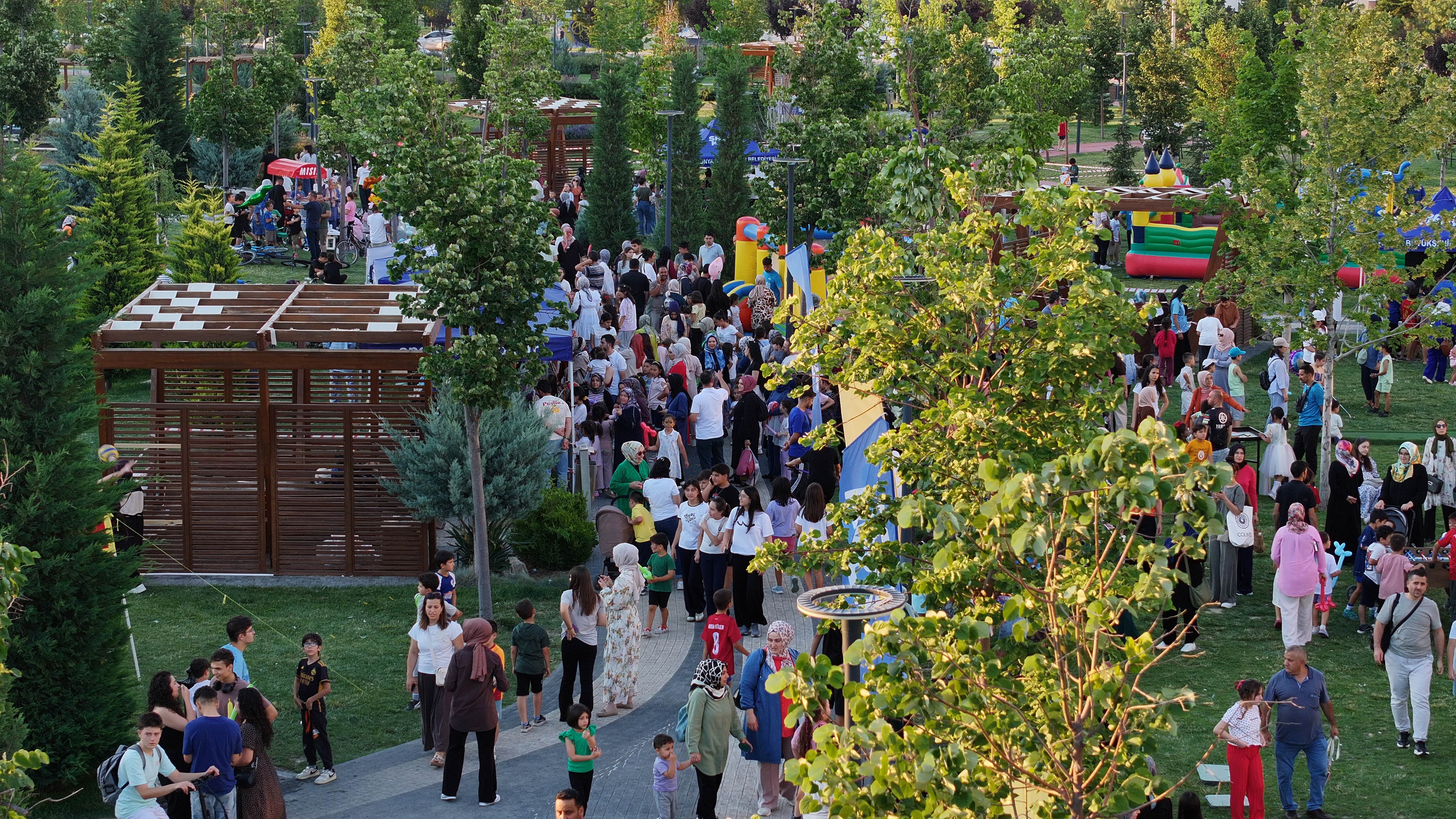 BAŞKAN ALTAY “PARKLARDA ŞENLİK VAR” ETKİNLİĞİNDE ÇOCUKLARIN YAZ COŞKUSUNA ORTAK OLDU