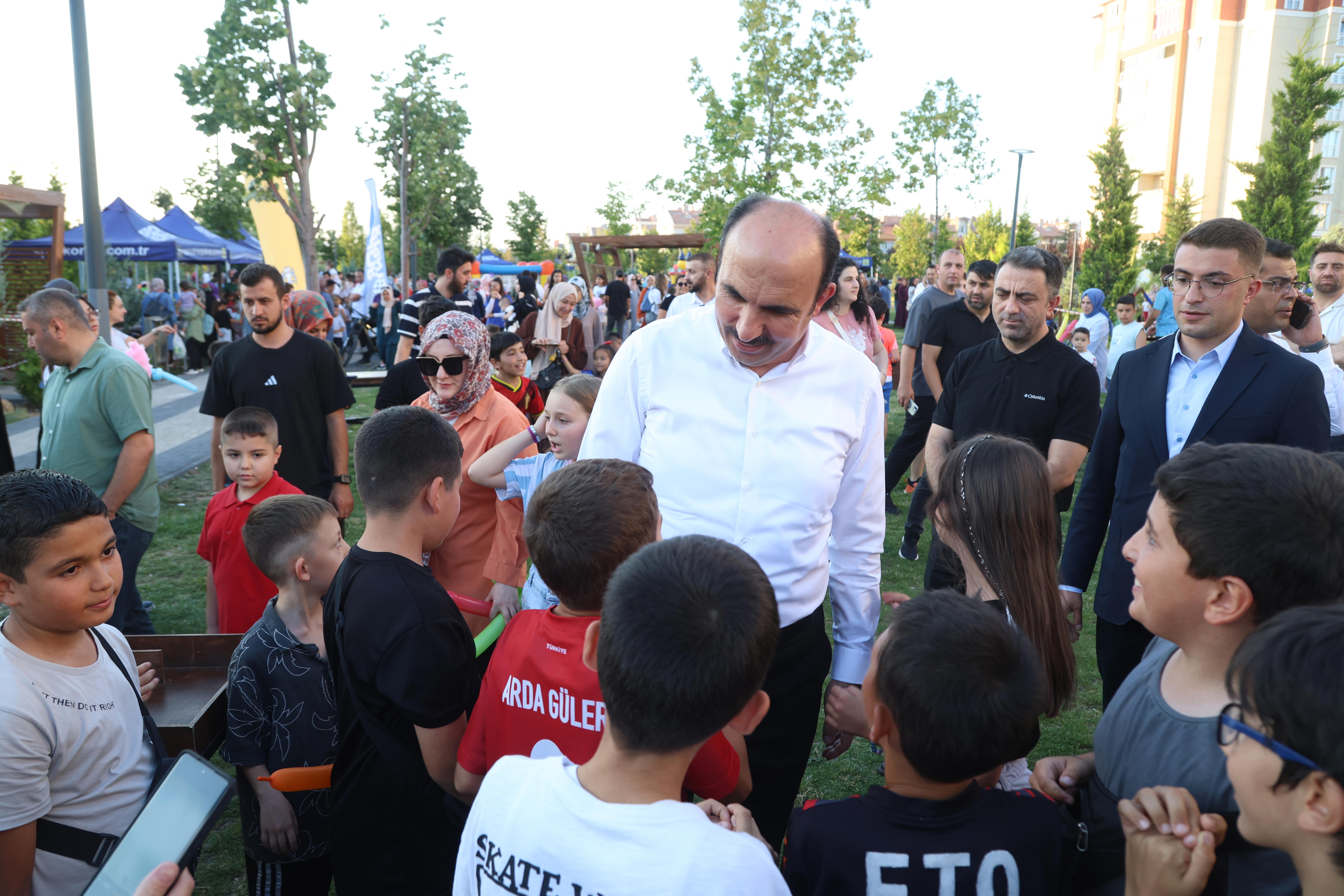 BAŞKAN ALTAY “PARKLARDA ŞENLİK VAR” ETKİNLİĞİNDE ÇOCUKLARIN YAZ COŞKUSUNA ORTAK OLDU
