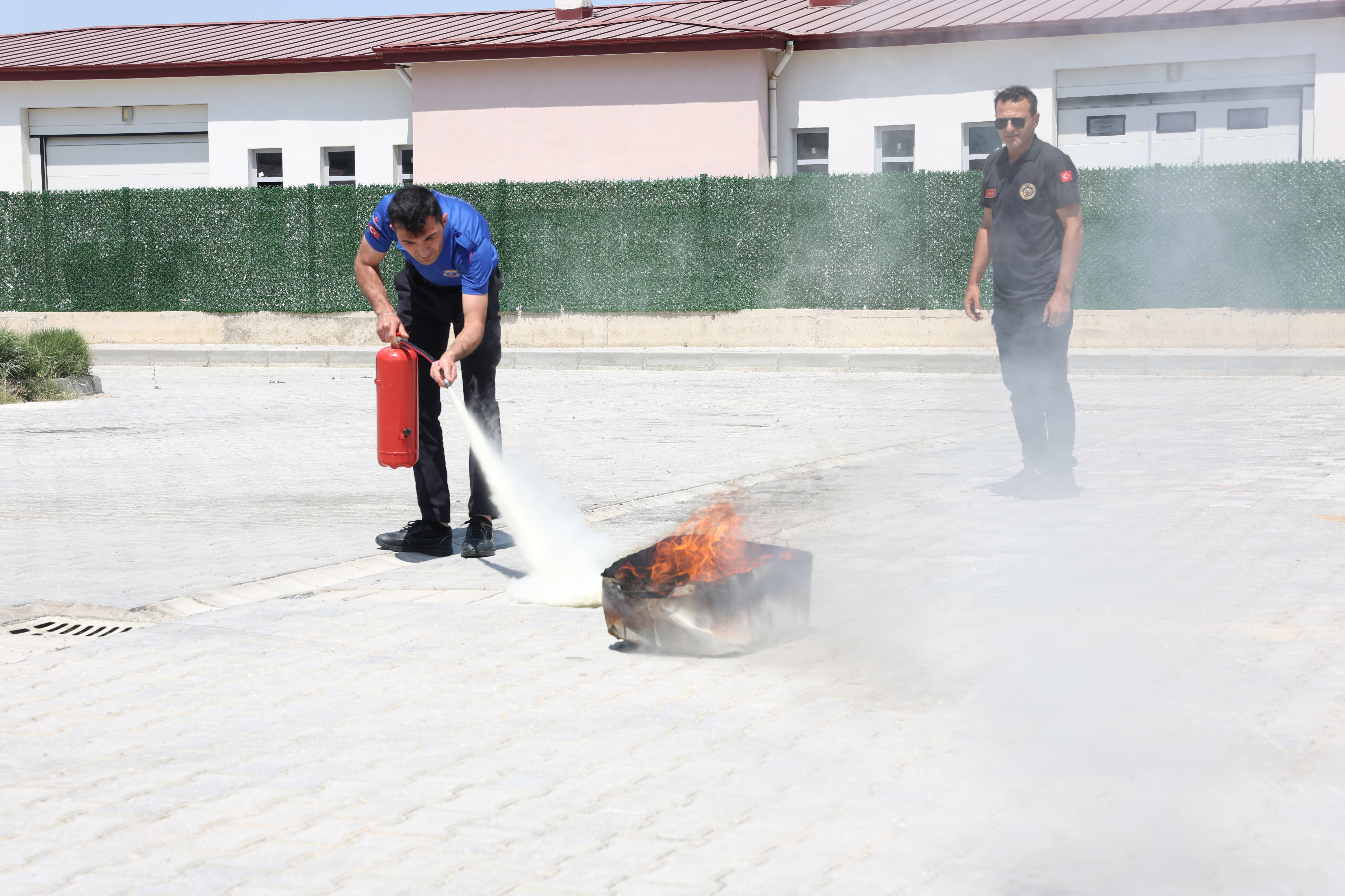 KONYA İTFAİYESİ EREĞLİ T TİPİ CEZA İNFAZ KURUMU PERSONELİNE YANGINA MÜDAHALE EĞİTİMİ VERDİ