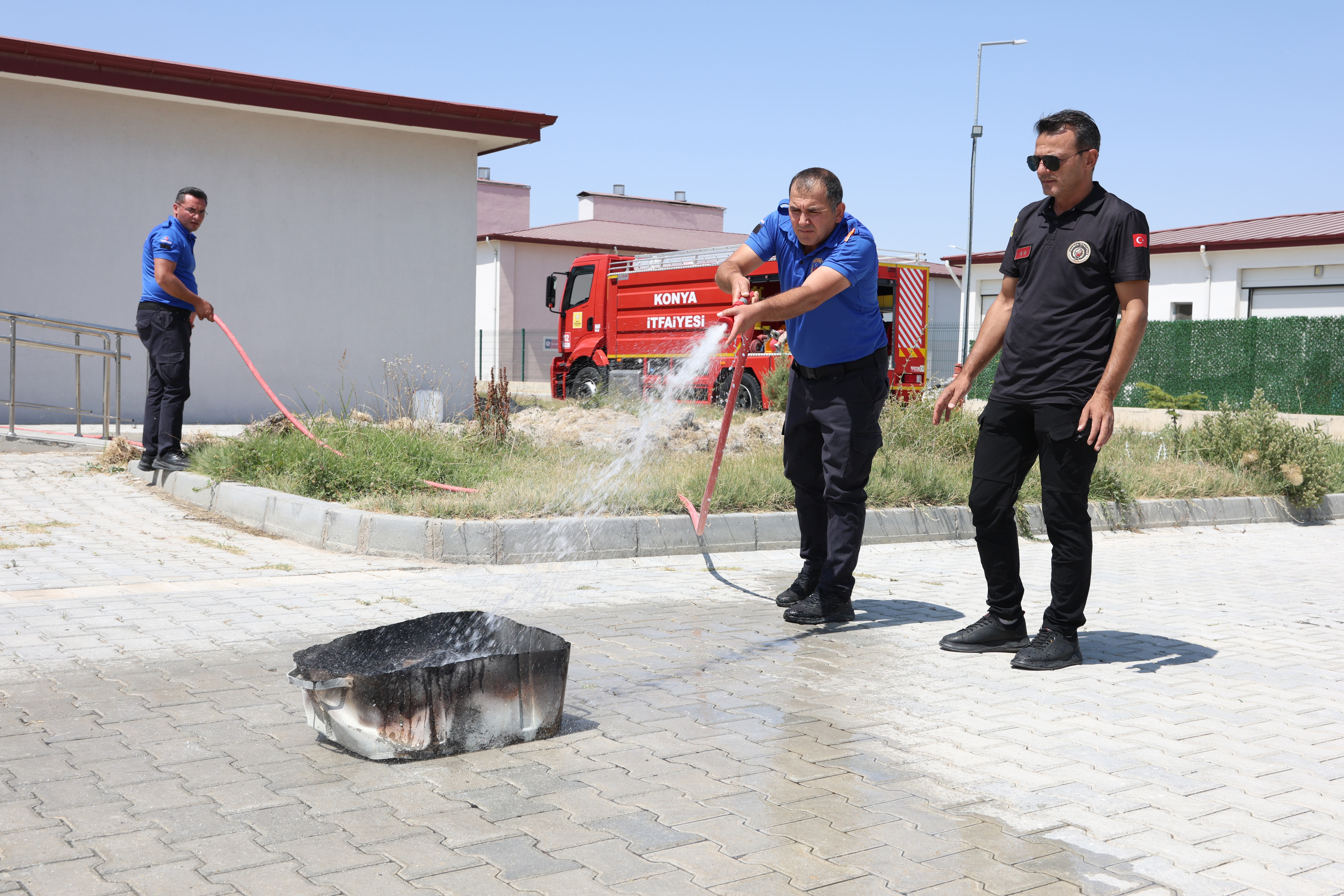 KONYA İTFAİYESİ EREĞLİ T TİPİ CEZA İNFAZ KURUMU PERSONELİNE YANGINA MÜDAHALE EĞİTİMİ VERDİ