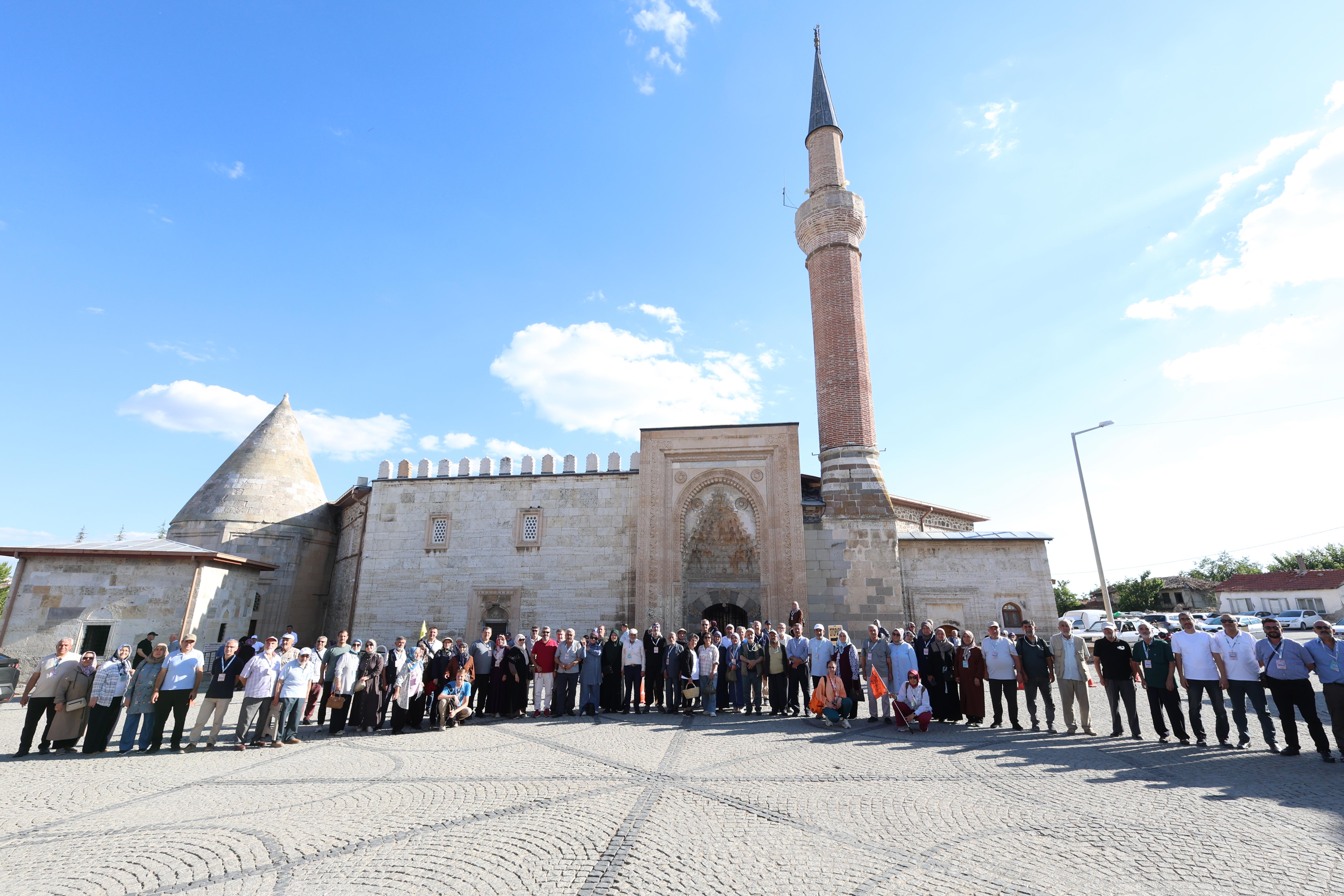 HATIRDAN HATIRAYA KÜLTÜR TURLARINA KATILAN EMEKLİLERLE BULUŞAN BAŞKAN ALTAY: “İYİ Kİ KONYA’DA YAŞIYORUZ, İYİ Kİ SİZLERE HİZMET EDİYORUZ”
