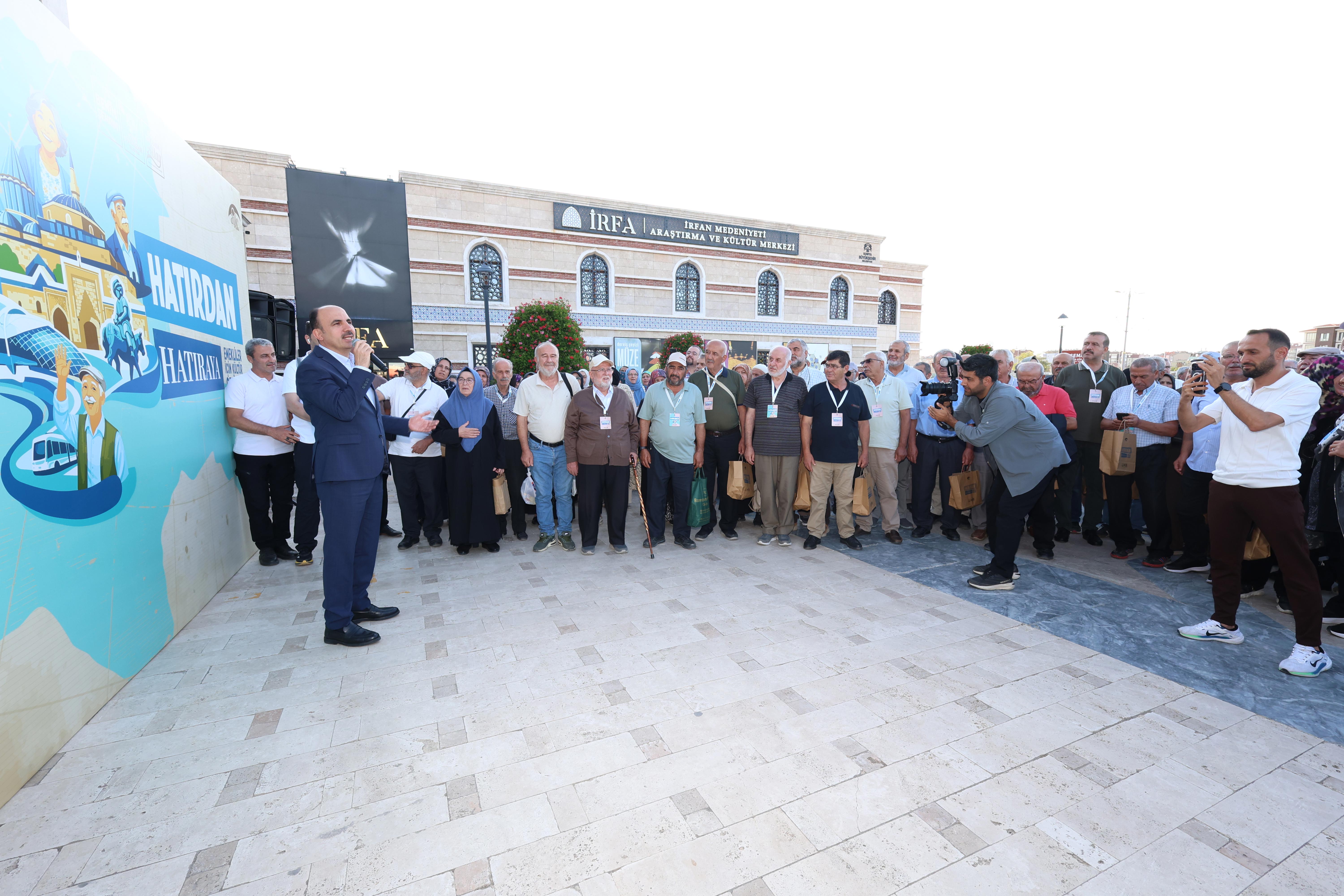 HATIRDAN HATIRAYA KÜLTÜR TURLARINA KATILAN EMEKLİLERLE BULUŞAN BAŞKAN ALTAY: “İYİ Kİ KONYA’DA YAŞIYORUZ, İYİ Kİ SİZLERE HİZMET EDİYORUZ”