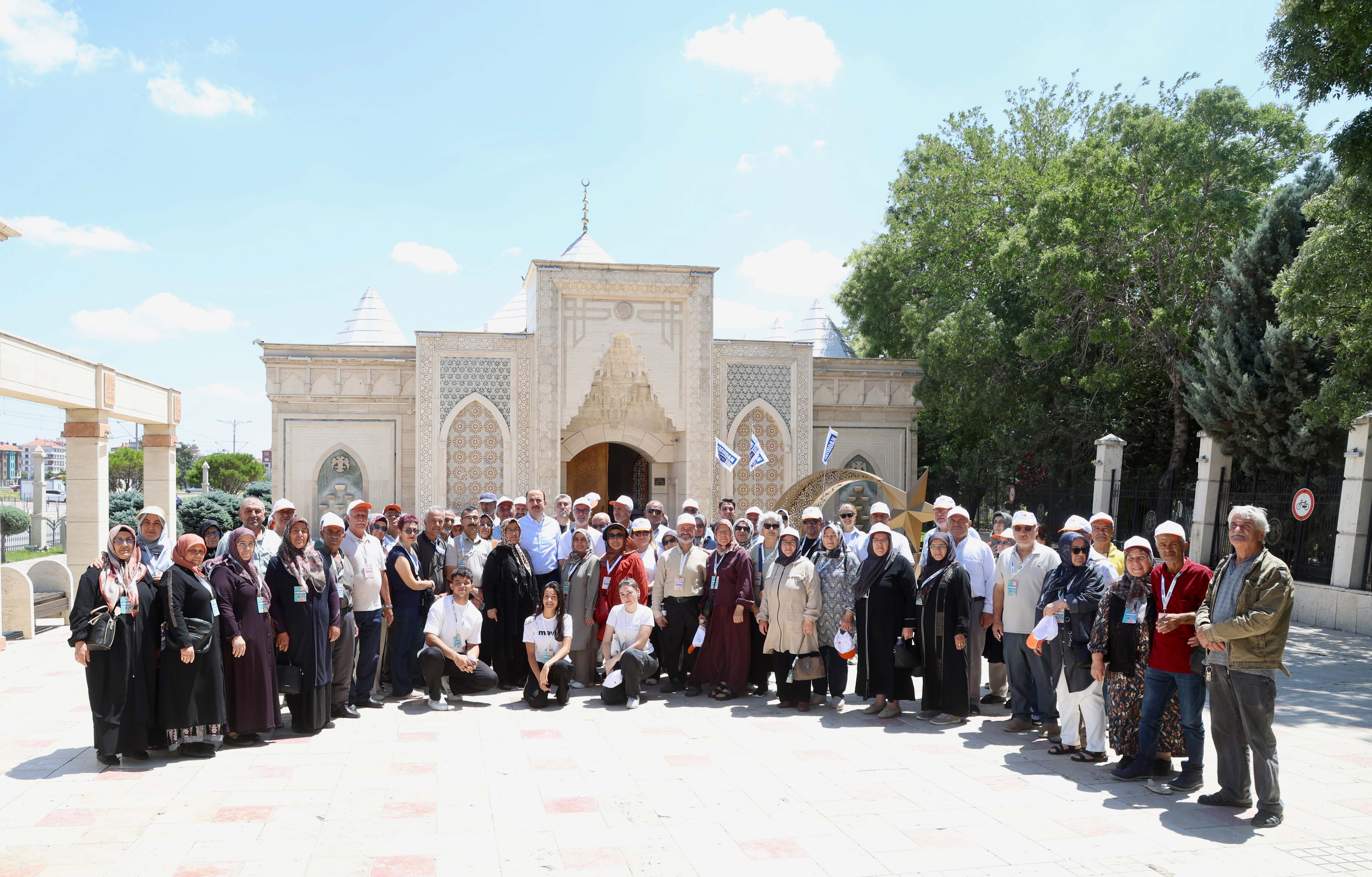 HATIRDAN HATIRAYA KÜLTÜR TURLARINA KATILAN EMEKLİLERLE BULUŞAN BAŞKAN ALTAY: “İYİ Kİ KONYA’DA YAŞIYORUZ, İYİ Kİ SİZLERE HİZMET EDİYORUZ”