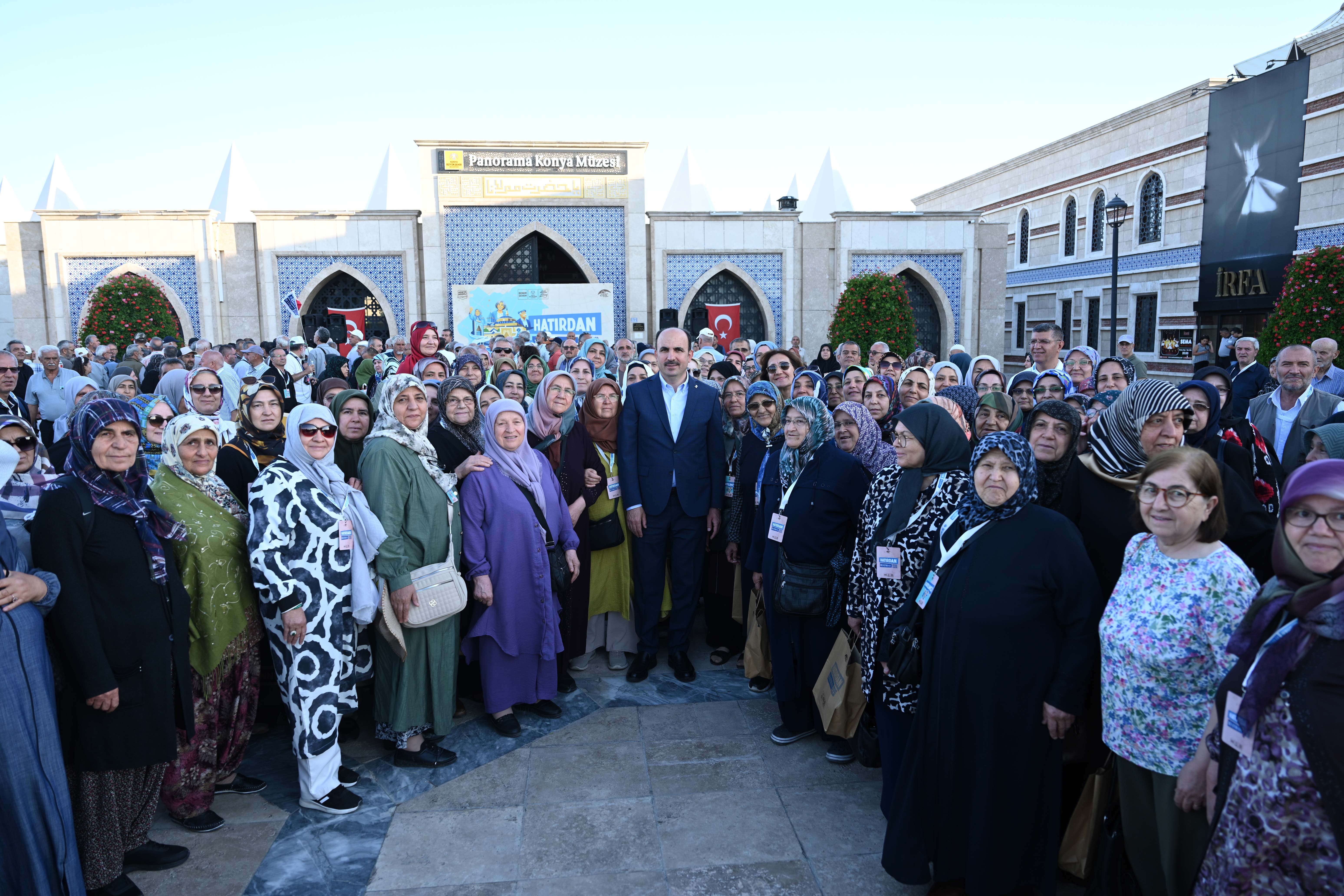 HATIRDAN HATIRAYA KÜLTÜR TURLARINA KATILAN EMEKLİLERLE BULUŞAN BAŞKAN ALTAY: “İYİ Kİ KONYA’DA YAŞIYORUZ, İYİ Kİ SİZLERE HİZMET EDİYORUZ”