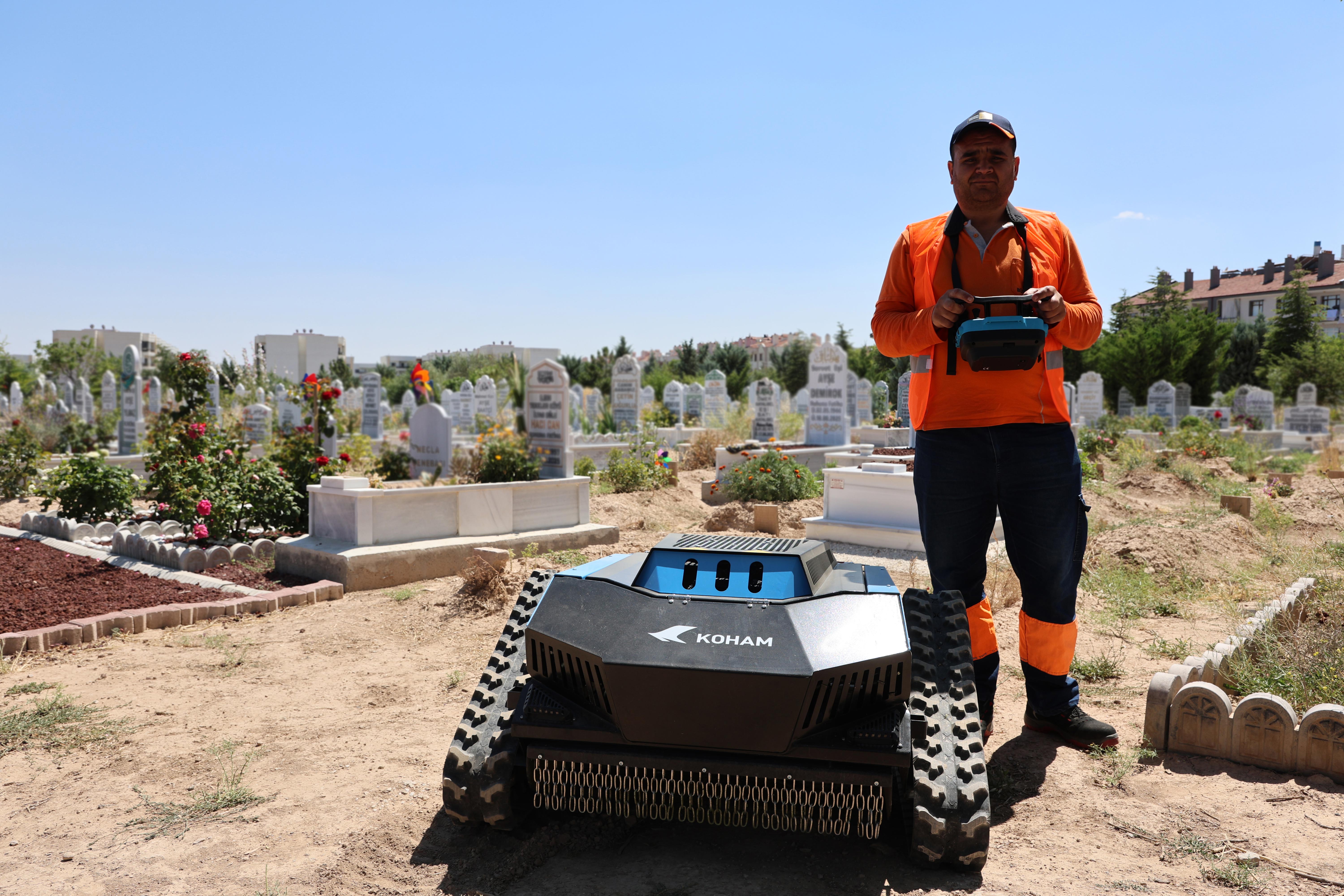 KONYA BÜYÜKŞEHİR MEZARLIK BAKIMINDA OT BİÇME ROBOTLARINI KULLANMAYA BAŞLADI