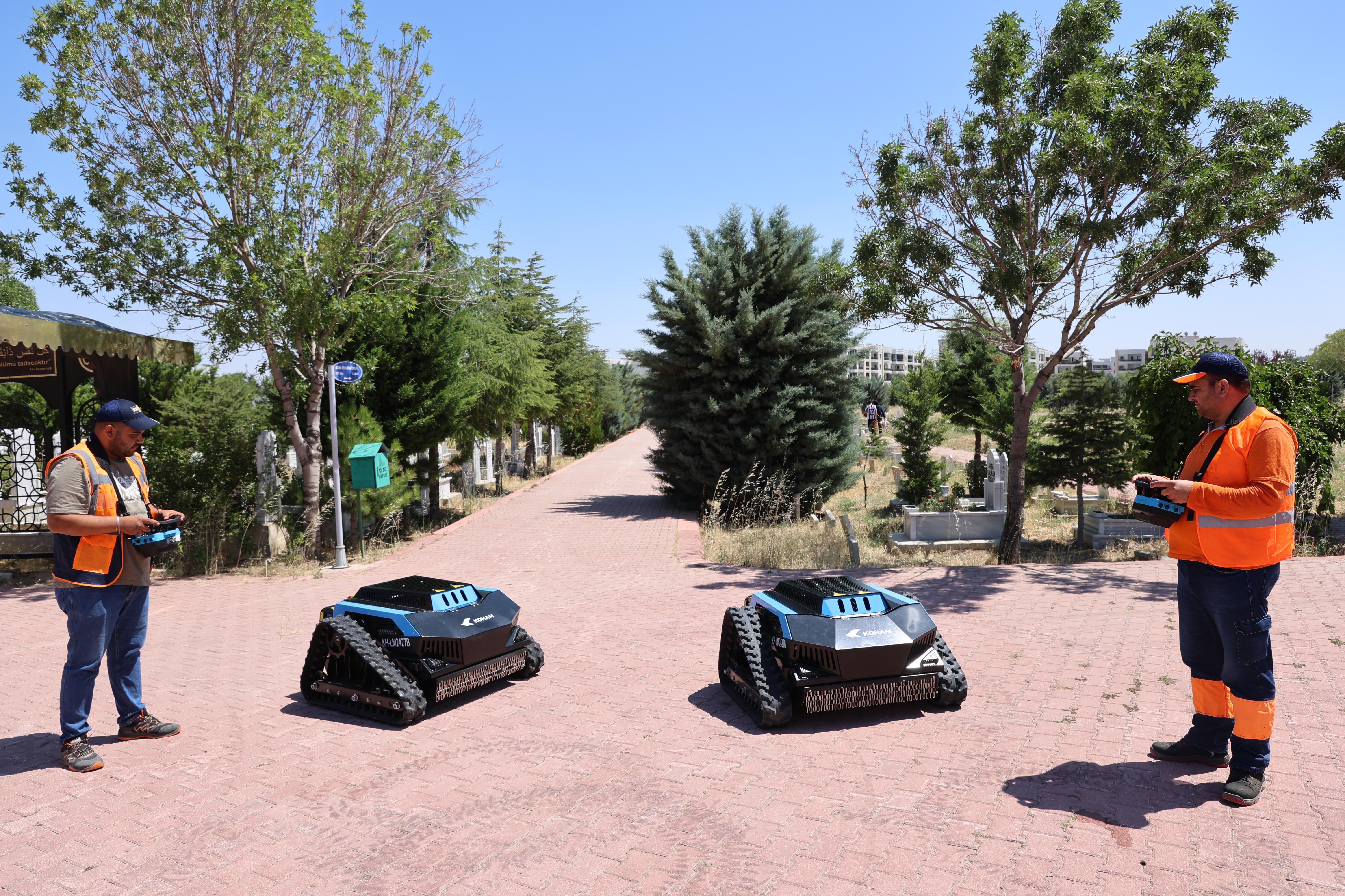 KONYA BÜYÜKŞEHİR MEZARLIK BAKIMINDA OT BİÇME ROBOTLARINI KULLANMAYA BAŞLADI