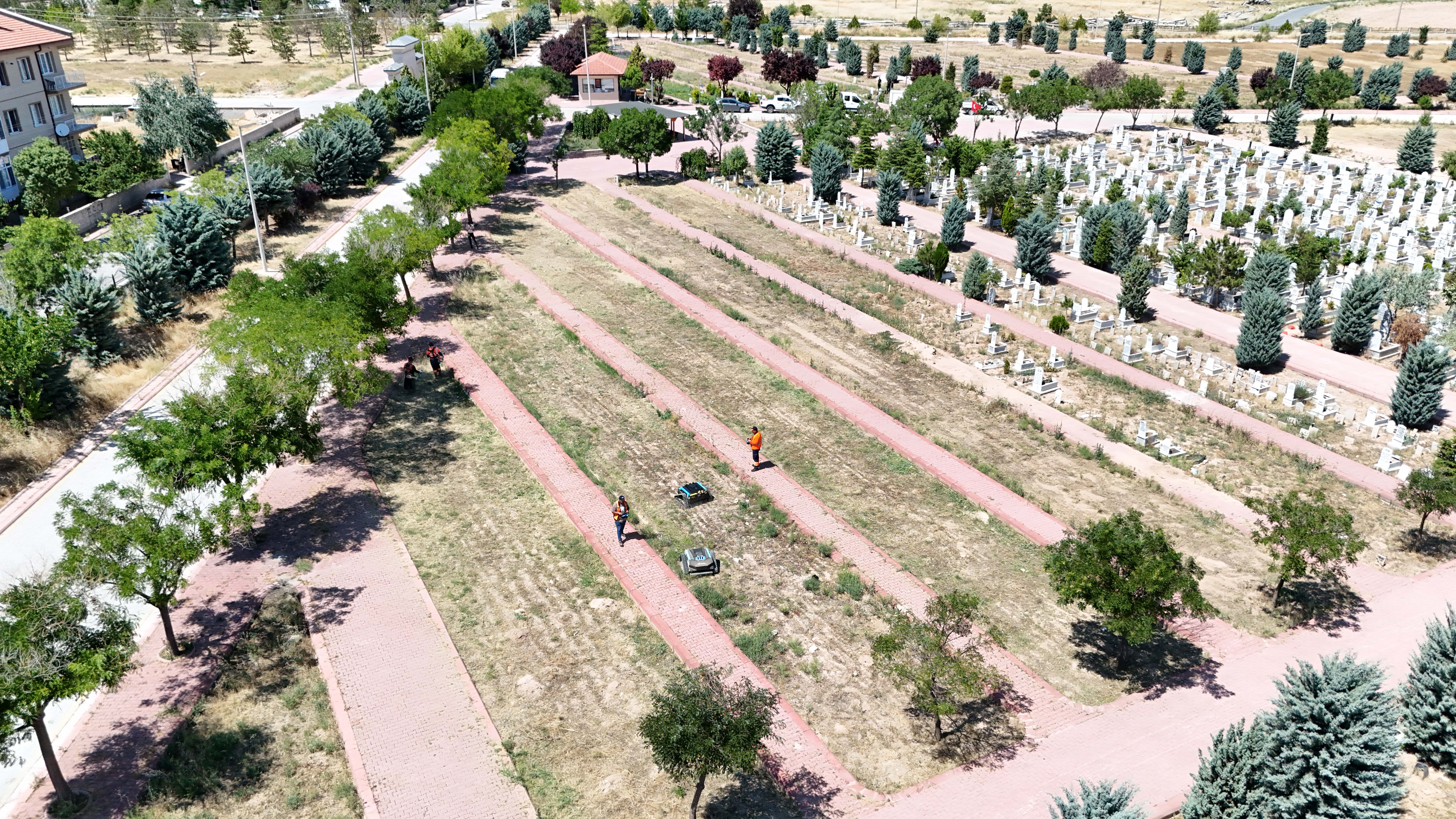 KONYA BÜYÜKŞEHİR MEZARLIK BAKIMINDA OT BİÇME ROBOTLARINI KULLANMAYA BAŞLADI