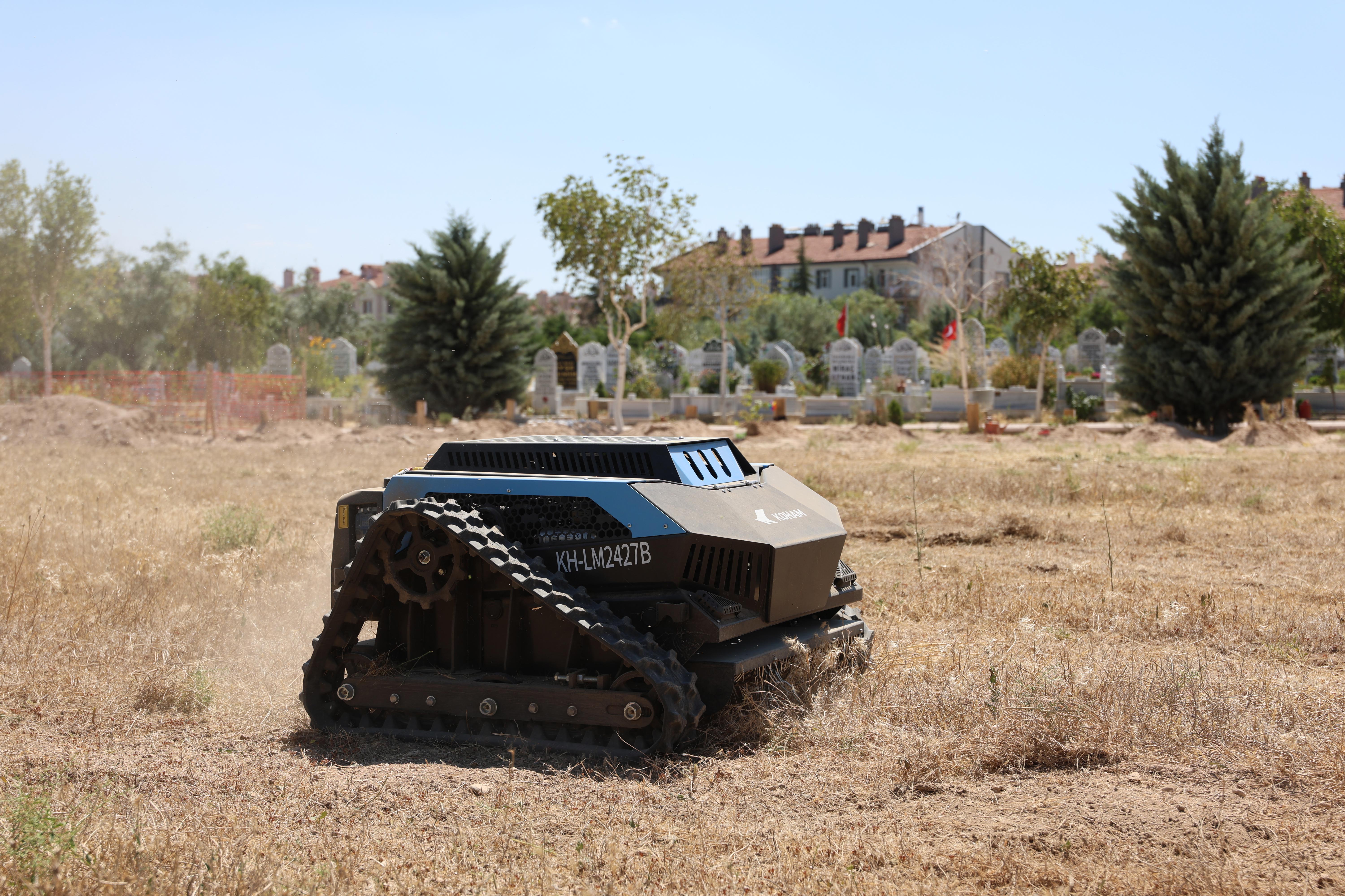 KONYA BÜYÜKŞEHİR MEZARLIK BAKIMINDA OT BİÇME ROBOTLARINI KULLANMAYA BAŞLADI